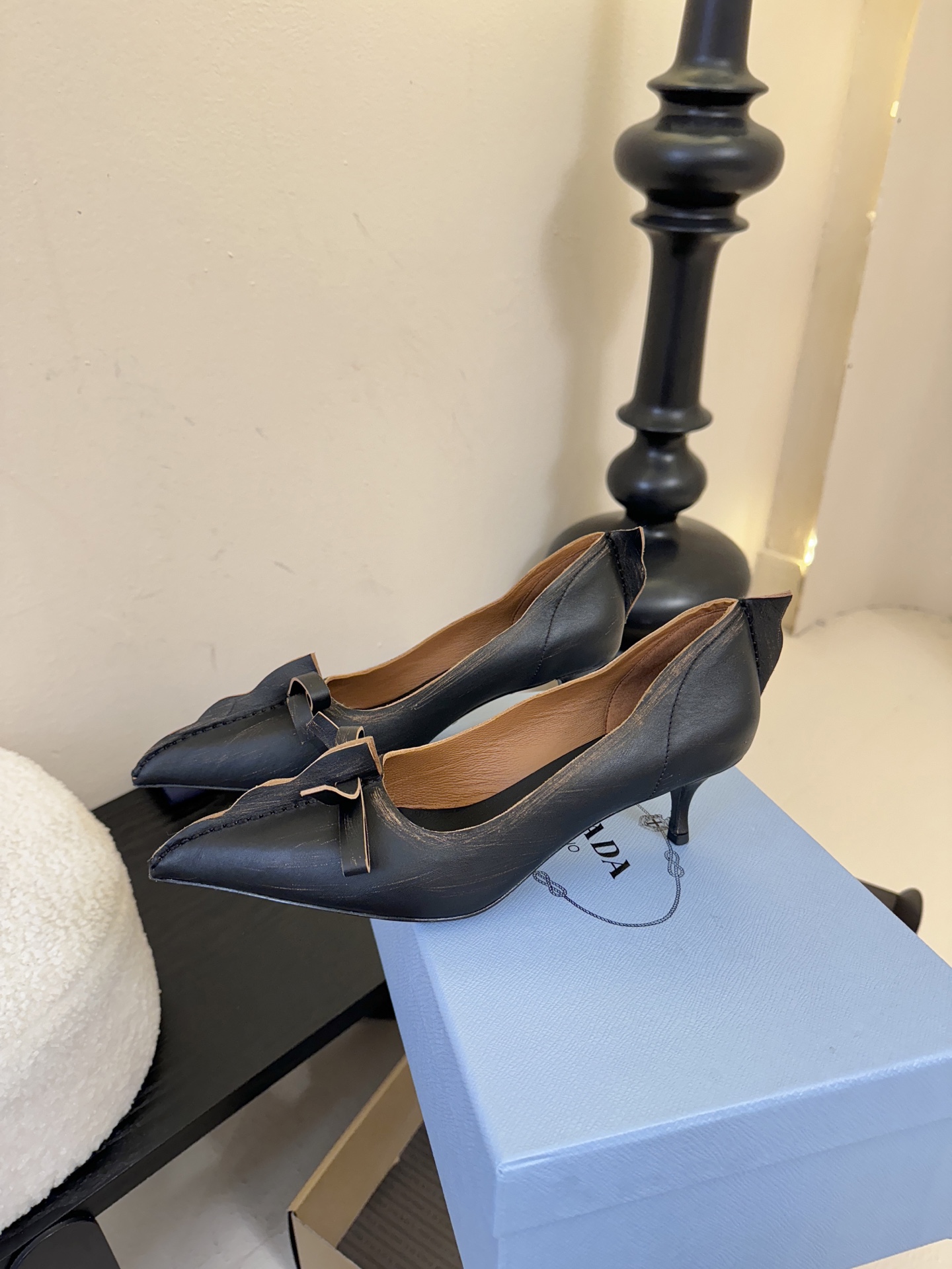 PRAD* 25ss普拉达秋冬新款尖头小高跟采用尖头设计，极具时尚感与攻击性，彰显个性；鞋身有独特的分割