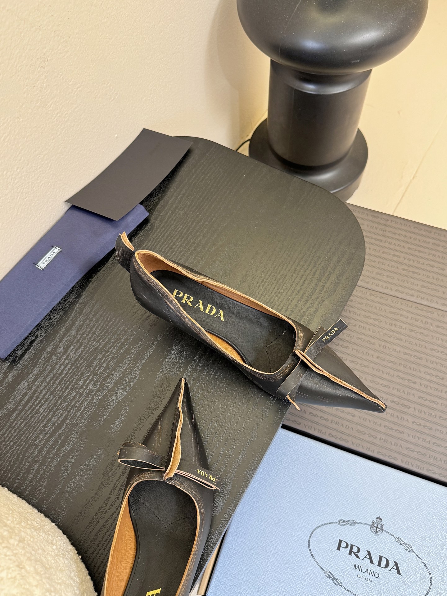 PRAD* 25ss普拉达秋冬新款尖头小高跟采用尖头设计，极具时尚感与攻击性，彰显个性；鞋身有独特的分割