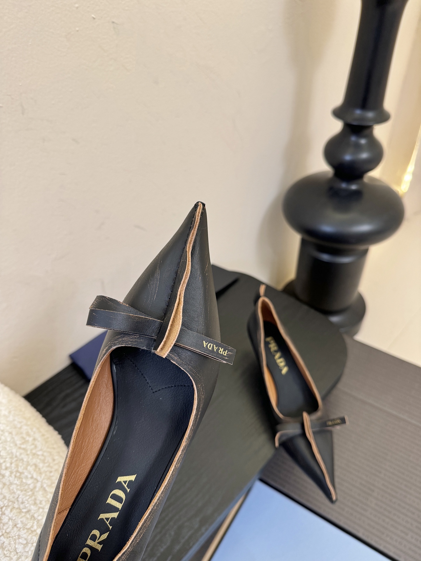 PRAD* 25ss普拉达秋冬新款尖头小高跟采用尖头设计，极具时尚感与攻击性，彰显个性；鞋身有独特的分割