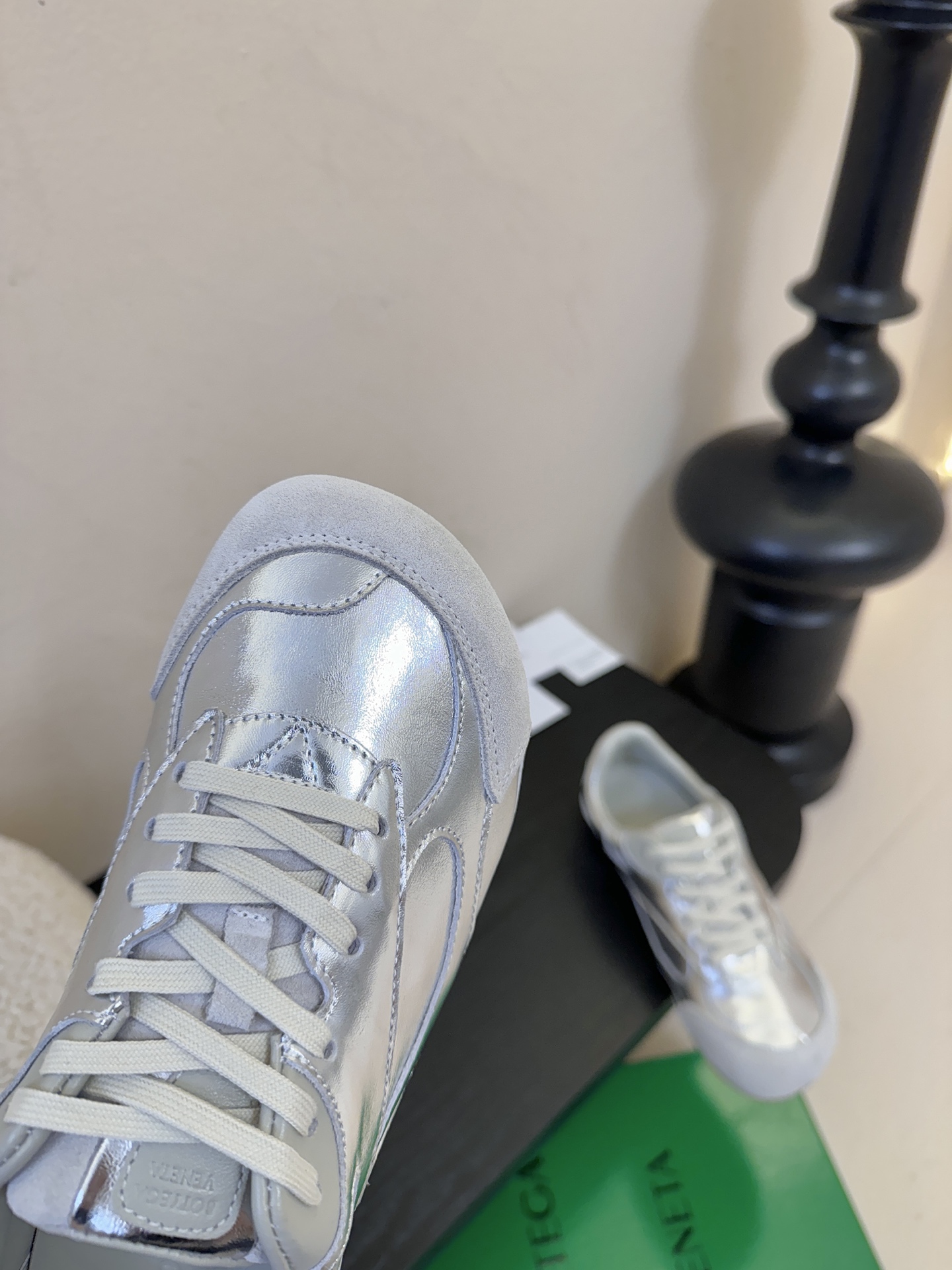 银色Bottega Veneta火爆新款运动鞋休闲鞋徳训鞋 BV 90年代复古风格为灵感，鞋面选用反绒皮