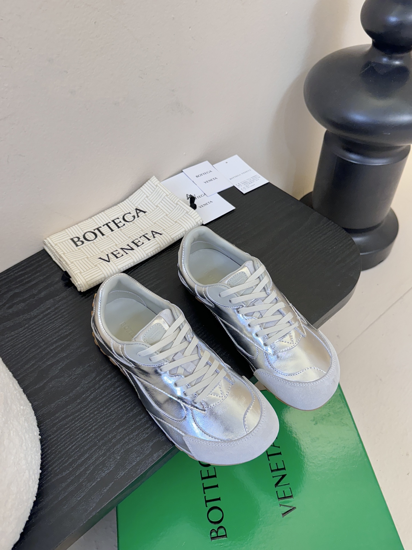 银色Bottega Veneta火爆新款运动鞋休闲鞋徳训鞋 BV 90年代复古风格为灵感，鞋面选用反绒皮