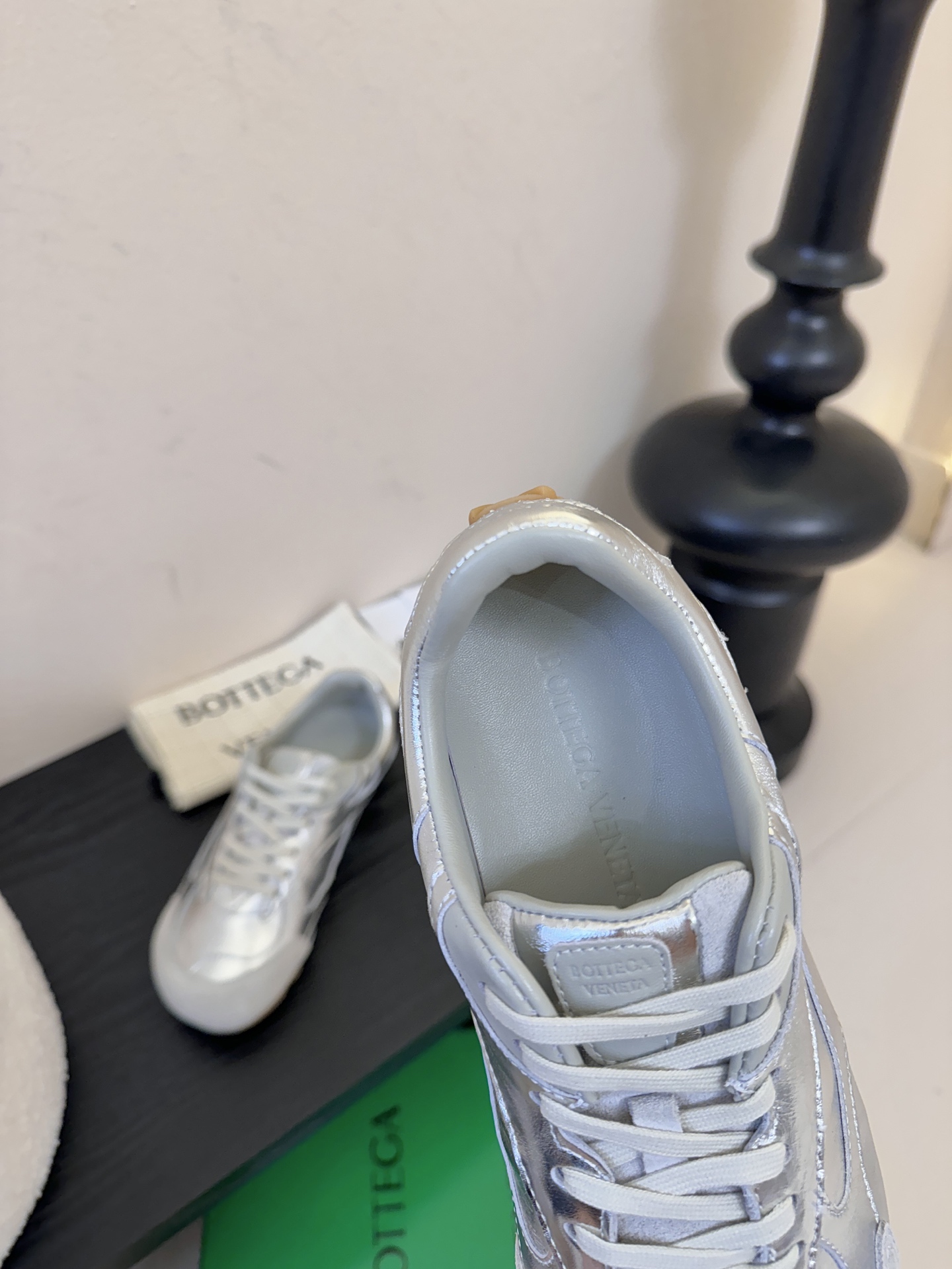 银色Bottega Veneta火爆新款运动鞋休闲鞋徳训鞋 BV 90年代复古风格为灵感，鞋面选用反绒皮