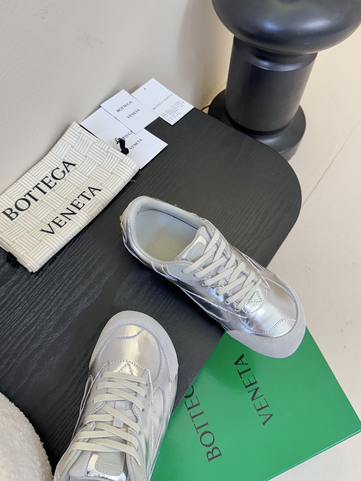 银色Bottega Veneta火爆新款运动鞋休闲鞋徳训鞋 BV 90年代复古风格为灵感，鞋面选用反绒皮