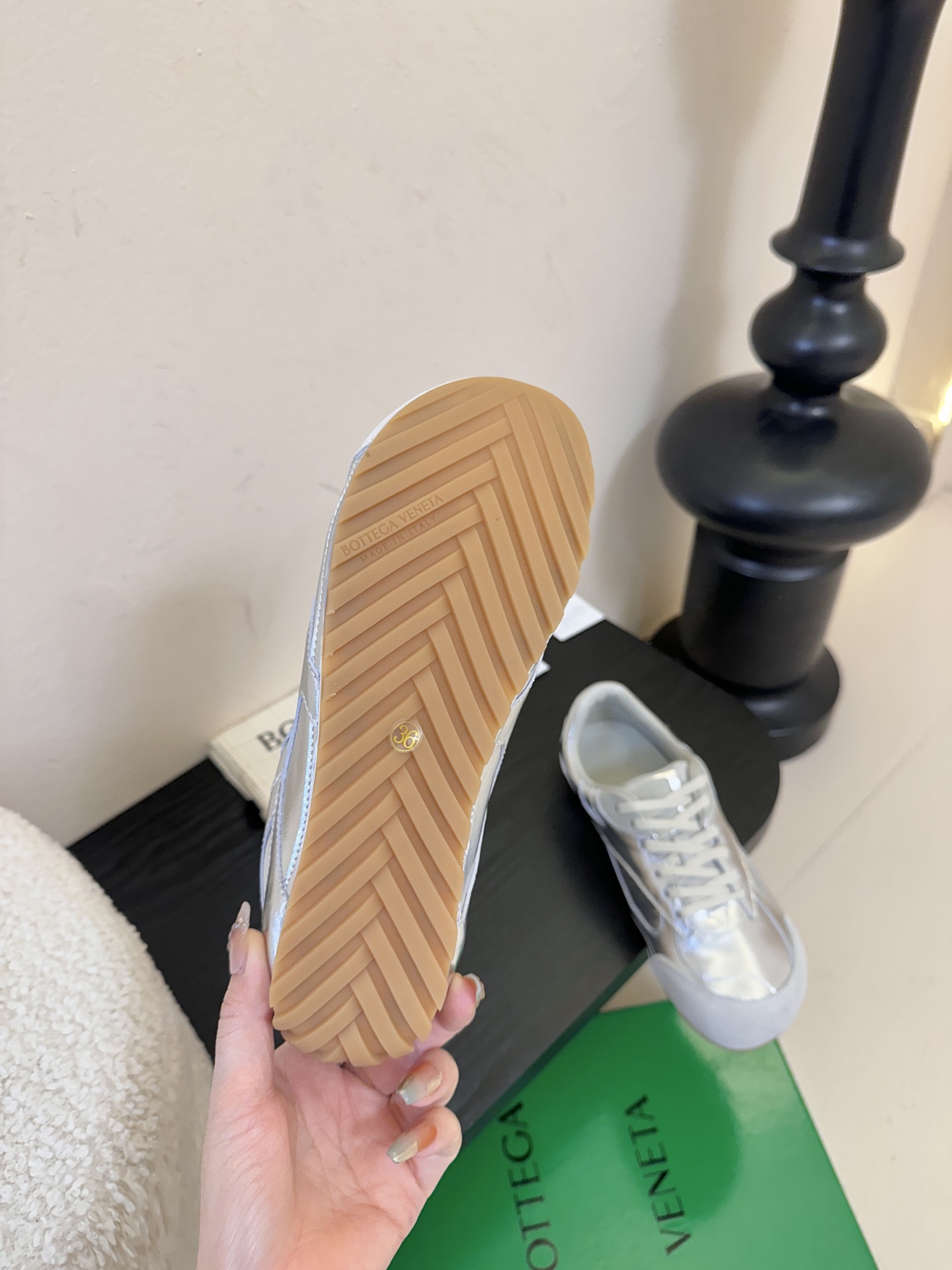 银色Bottega Veneta火爆新款运动鞋休闲鞋徳训鞋 BV 90年代复古风格为灵感，鞋面选用反绒皮