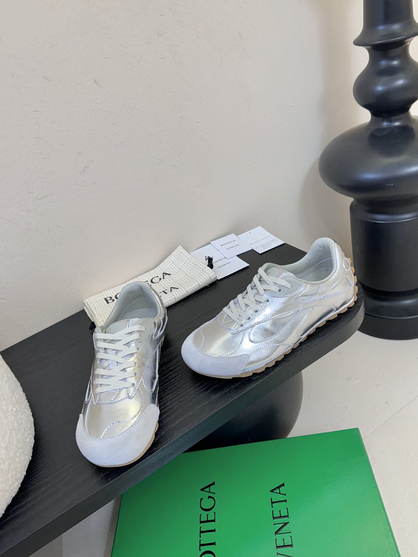 银色Bottega Veneta火爆新款运动鞋休闲鞋徳训鞋 BV 90年代复古风格为灵感，鞋面选用反绒皮