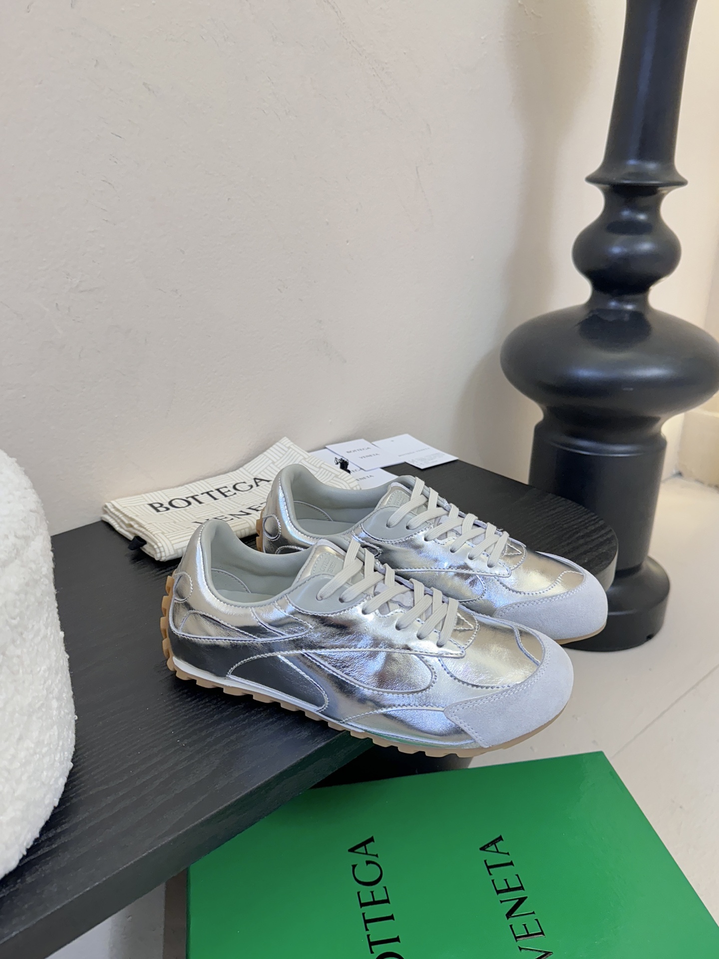 银色Bottega Veneta火爆新款运动鞋休闲鞋徳训鞋 BV 90年代复古风格为灵感，鞋面选用反绒皮