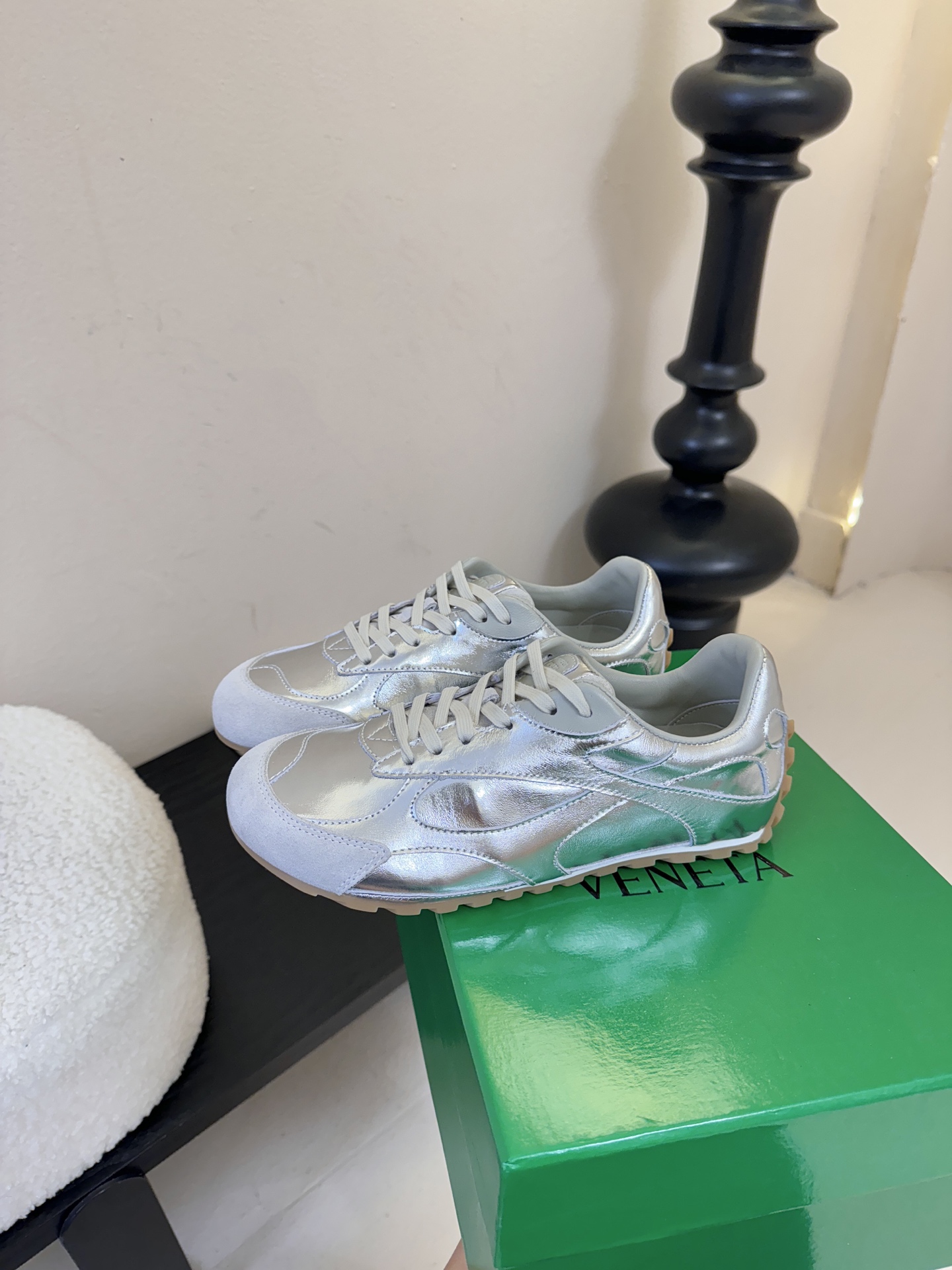 银色Bottega Veneta火爆新款运动鞋休闲鞋徳训鞋 BV 90年代复古风格为灵感，鞋面选用反绒皮