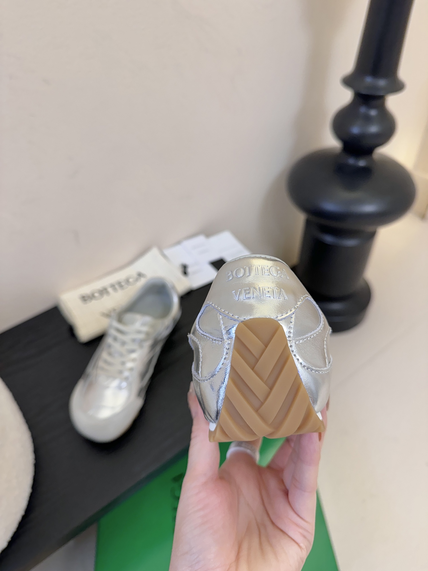 银色Bottega Veneta火爆新款运动鞋休闲鞋徳训鞋 BV 90年代复古风格为灵感，鞋面选用反绒皮