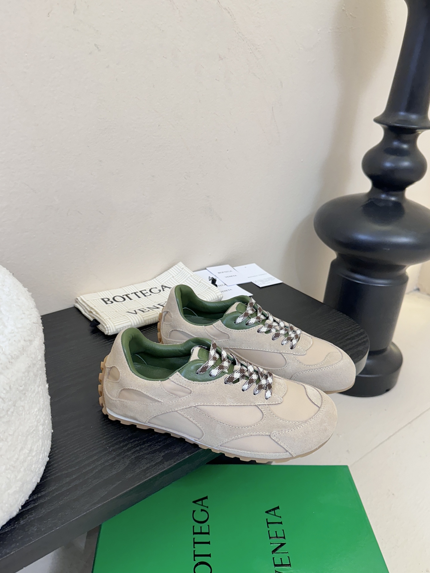 牛京Bottega Veneta火爆新款运动鞋休闲鞋徳训鞋 BV 90年代复古风格为灵感，鞋面选用反绒皮