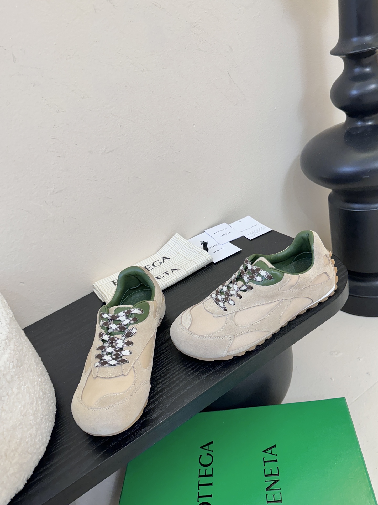 牛京Bottega Veneta火爆新款运动鞋休闲鞋徳训鞋 BV 90年代复古风格为灵感，鞋面选用反绒皮