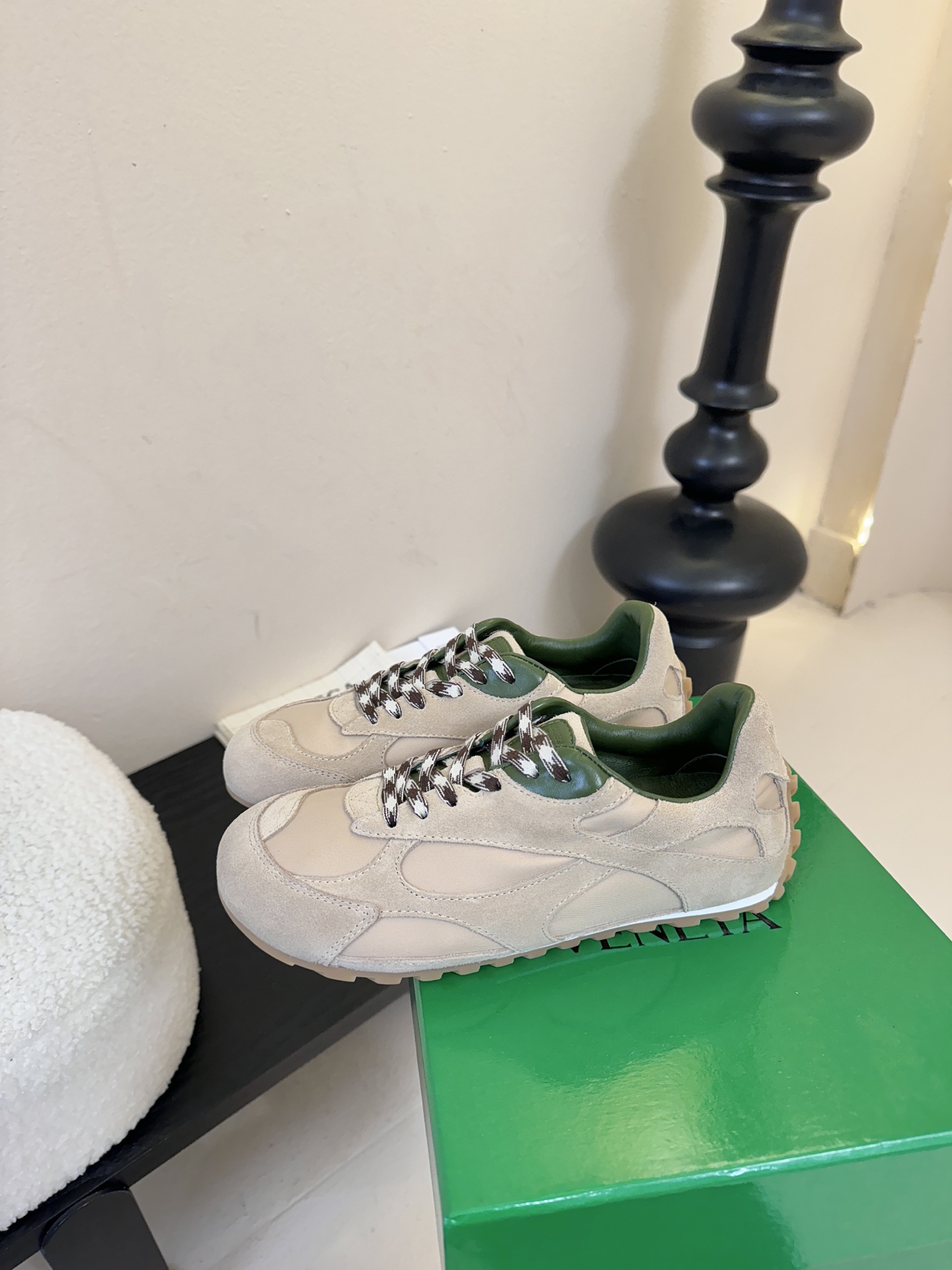 牛京Bottega Veneta火爆新款运动鞋休闲鞋徳训鞋 BV 90年代复古风格为灵感，鞋面选用反绒皮