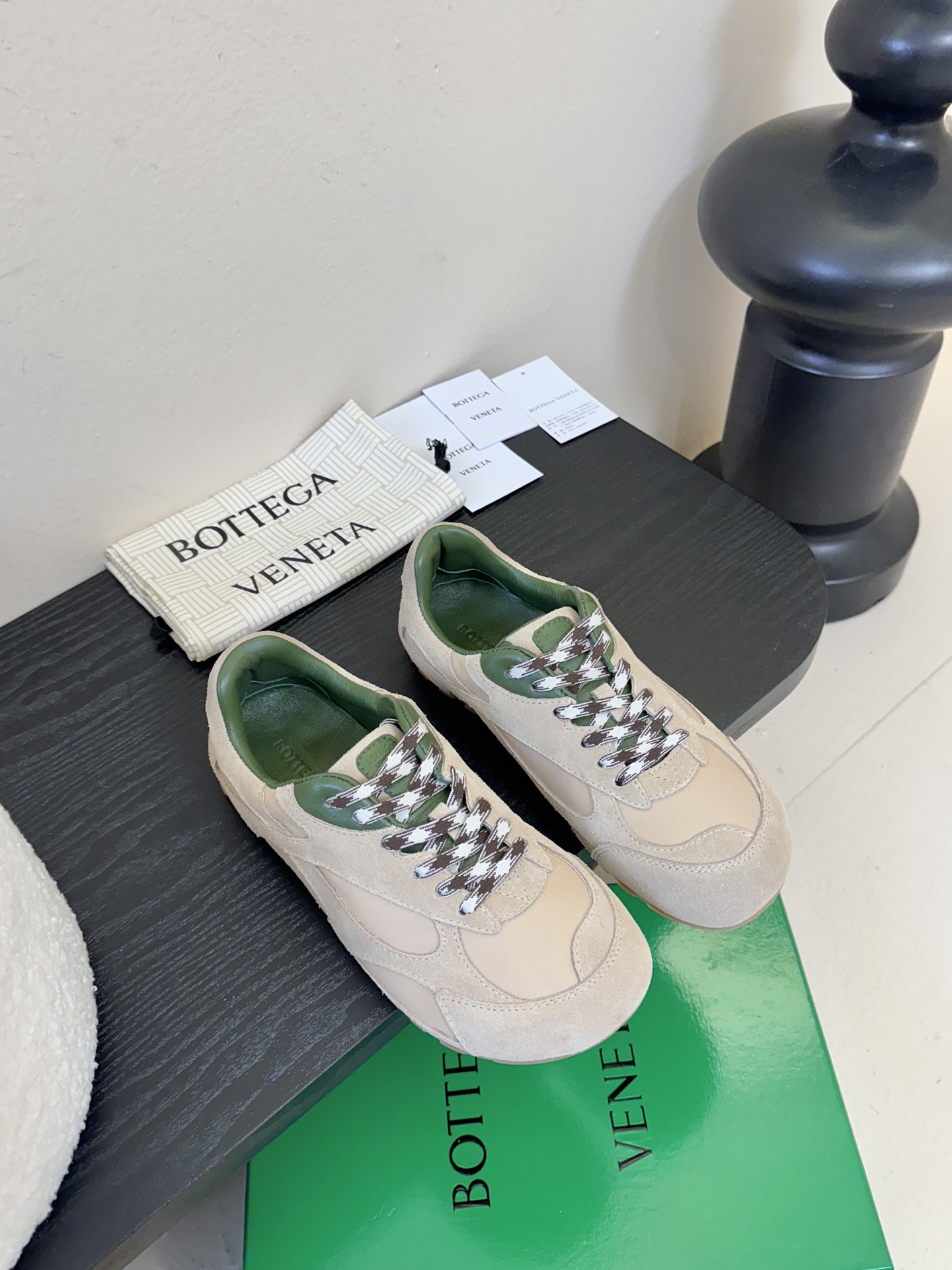 牛京Bottega Veneta火爆新款运动鞋休闲鞋徳训鞋 BV 90年代复古风格为灵感，鞋面选用反绒皮