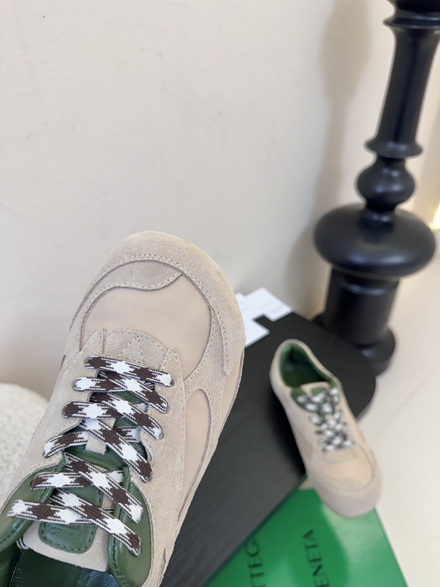 牛京Bottega Veneta火爆新款运动鞋休闲鞋徳训鞋 BV 90年代复古风格为灵感，鞋面选用反绒皮