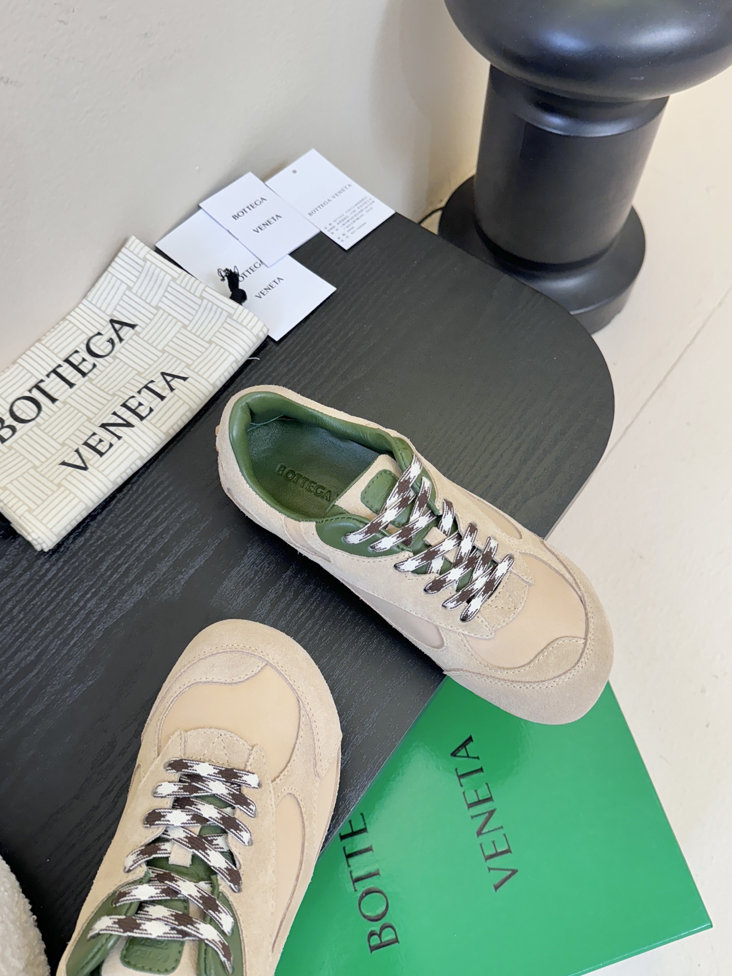 牛京Bottega Veneta火爆新款运动鞋休闲鞋徳训鞋 BV 90年代复古风格为灵感，鞋面选用反绒皮