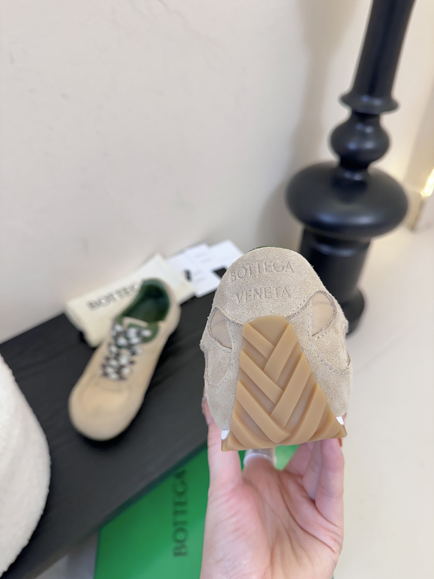 牛京Bottega Veneta火爆新款运动鞋休闲鞋徳训鞋 BV 90年代复古风格为灵感，鞋面选用反绒皮