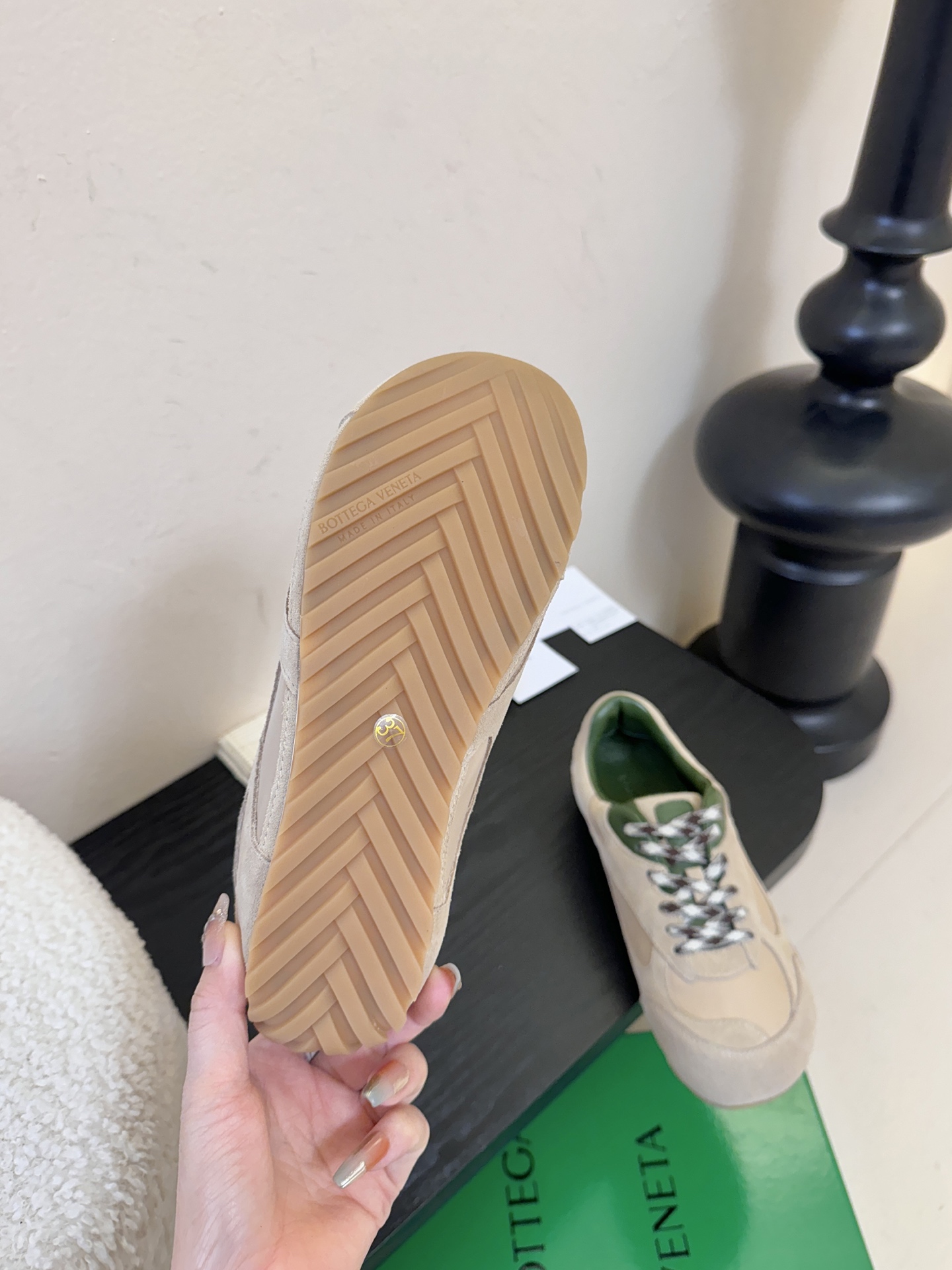 牛京Bottega Veneta火爆新款运动鞋休闲鞋徳训鞋 BV 90年代复古风格为灵感，鞋面选用反绒皮