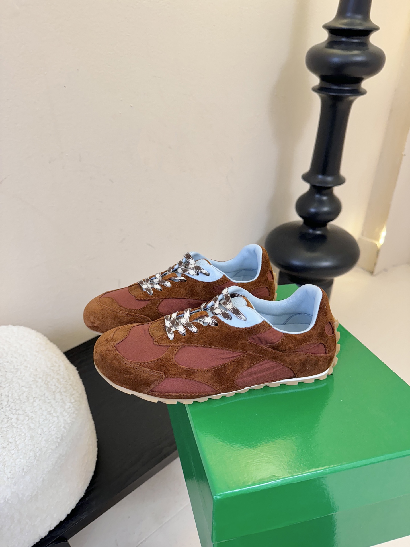 牛京Bottega Veneta火爆新款运动鞋休闲鞋徳训鞋 BV 90年代复古风格为灵感，鞋面选用反绒皮