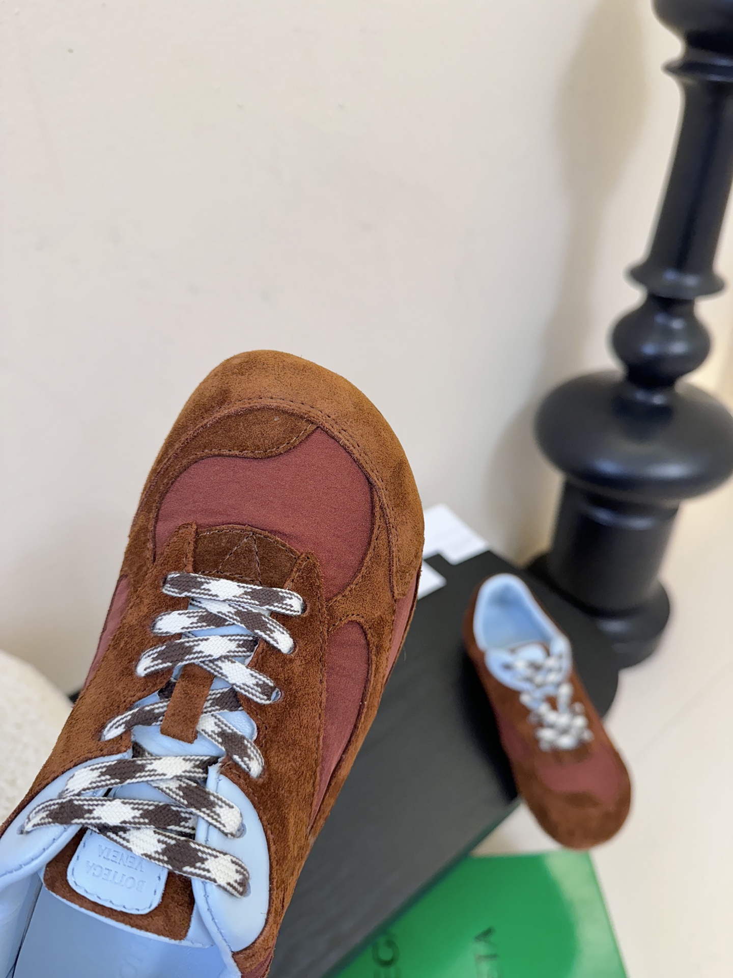 牛京Bottega Veneta火爆新款运动鞋休闲鞋徳训鞋 BV 90年代复古风格为灵感，鞋面选用反绒皮