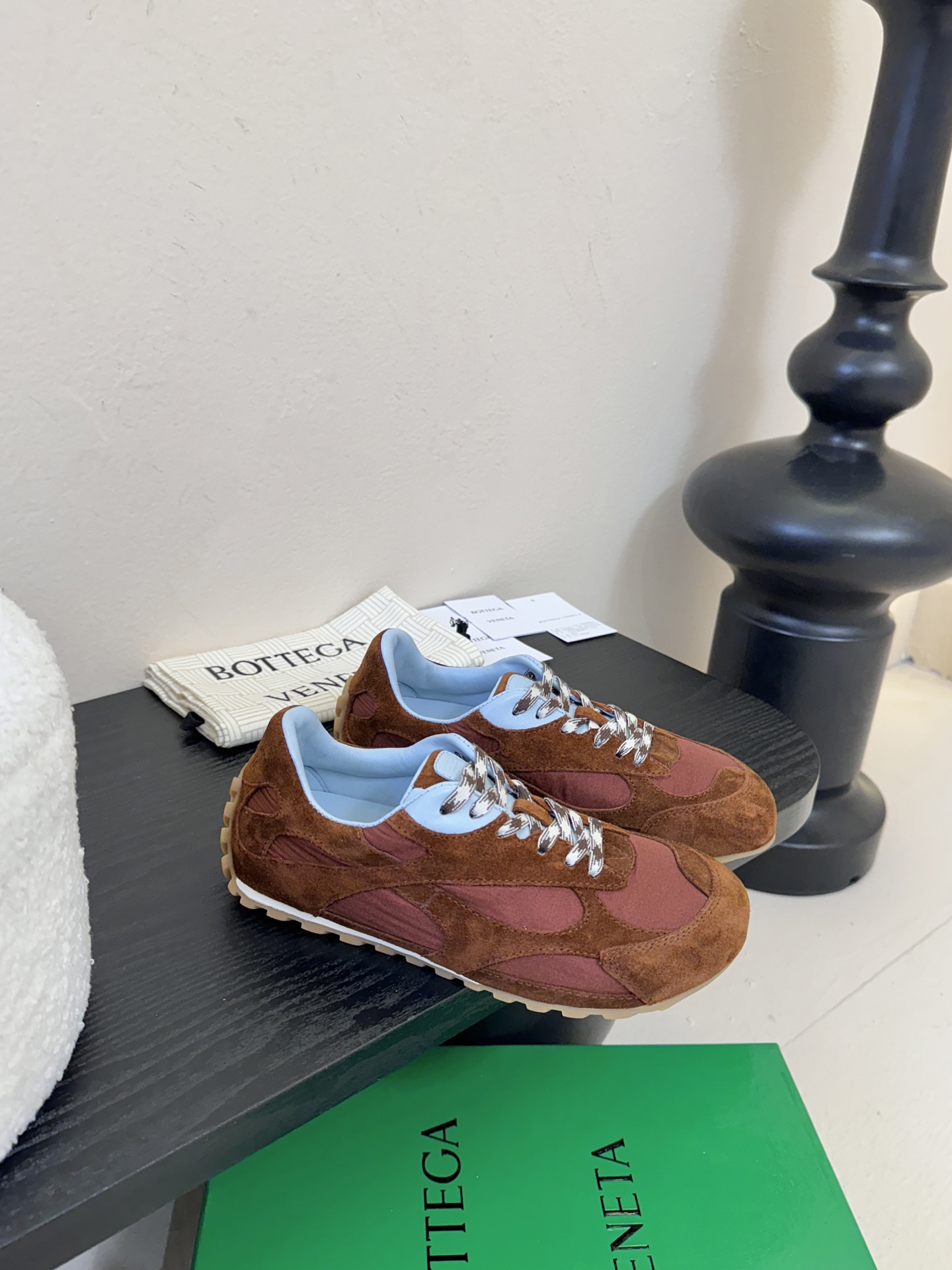 牛京Bottega Veneta火爆新款运动鞋休闲鞋徳训鞋 BV 90年代复古风格为灵感，鞋面选用反绒皮