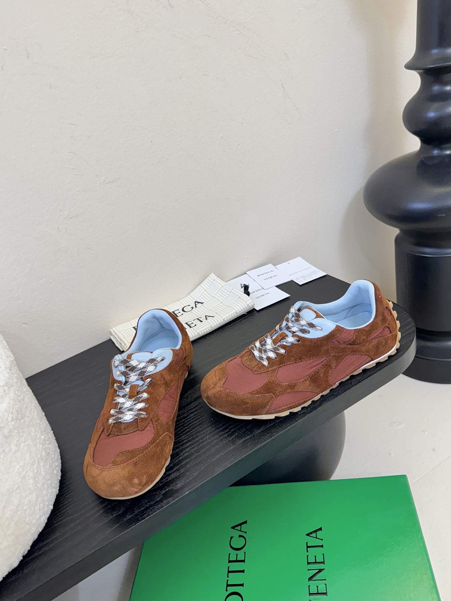 牛京Bottega Veneta火爆新款运动鞋休闲鞋徳训鞋 BV 90年代复古风格为灵感，鞋面选用反绒皮