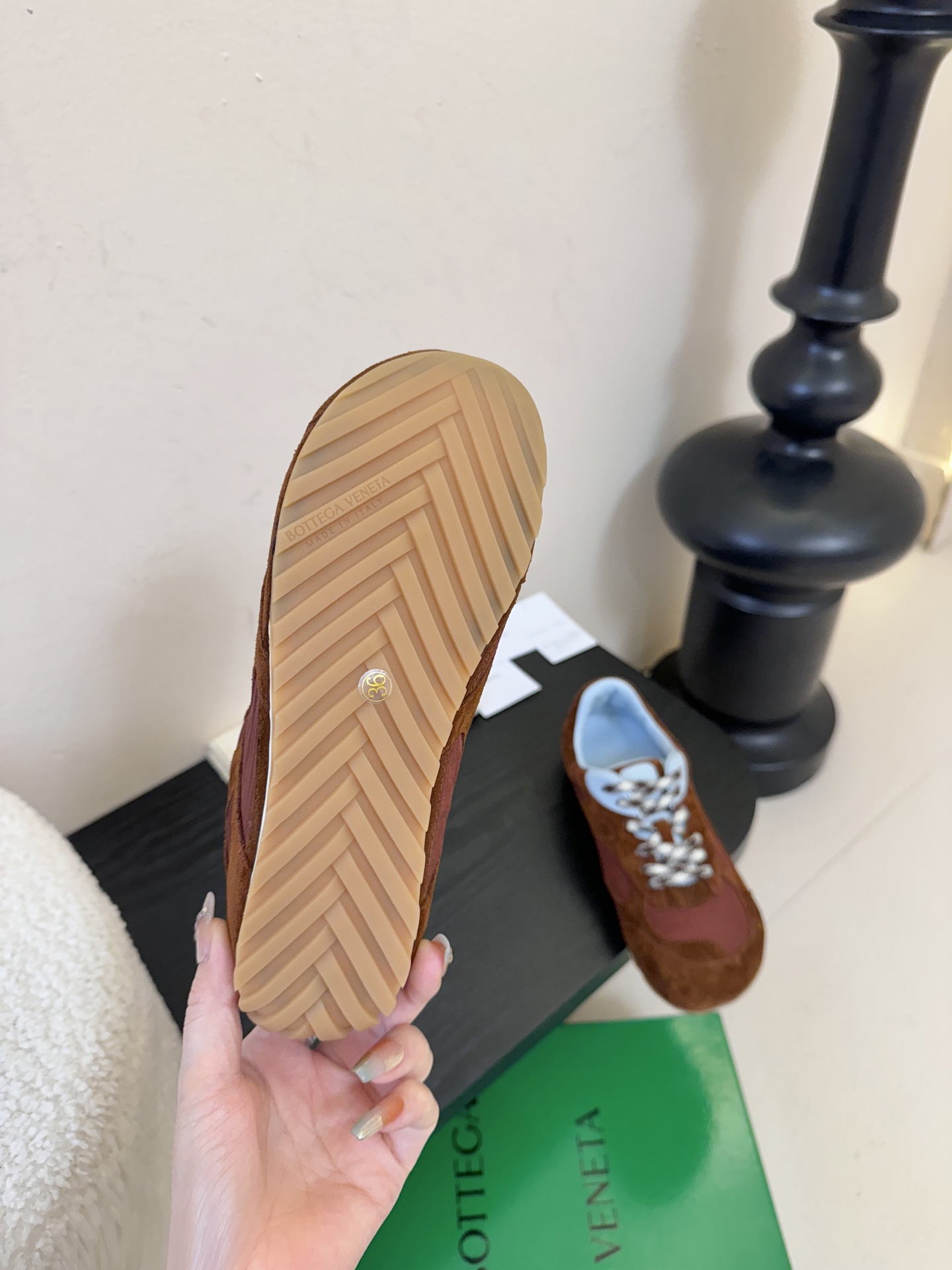 牛京Bottega Veneta火爆新款运动鞋休闲鞋徳训鞋 BV 90年代复古风格为灵感，鞋面选用反绒皮