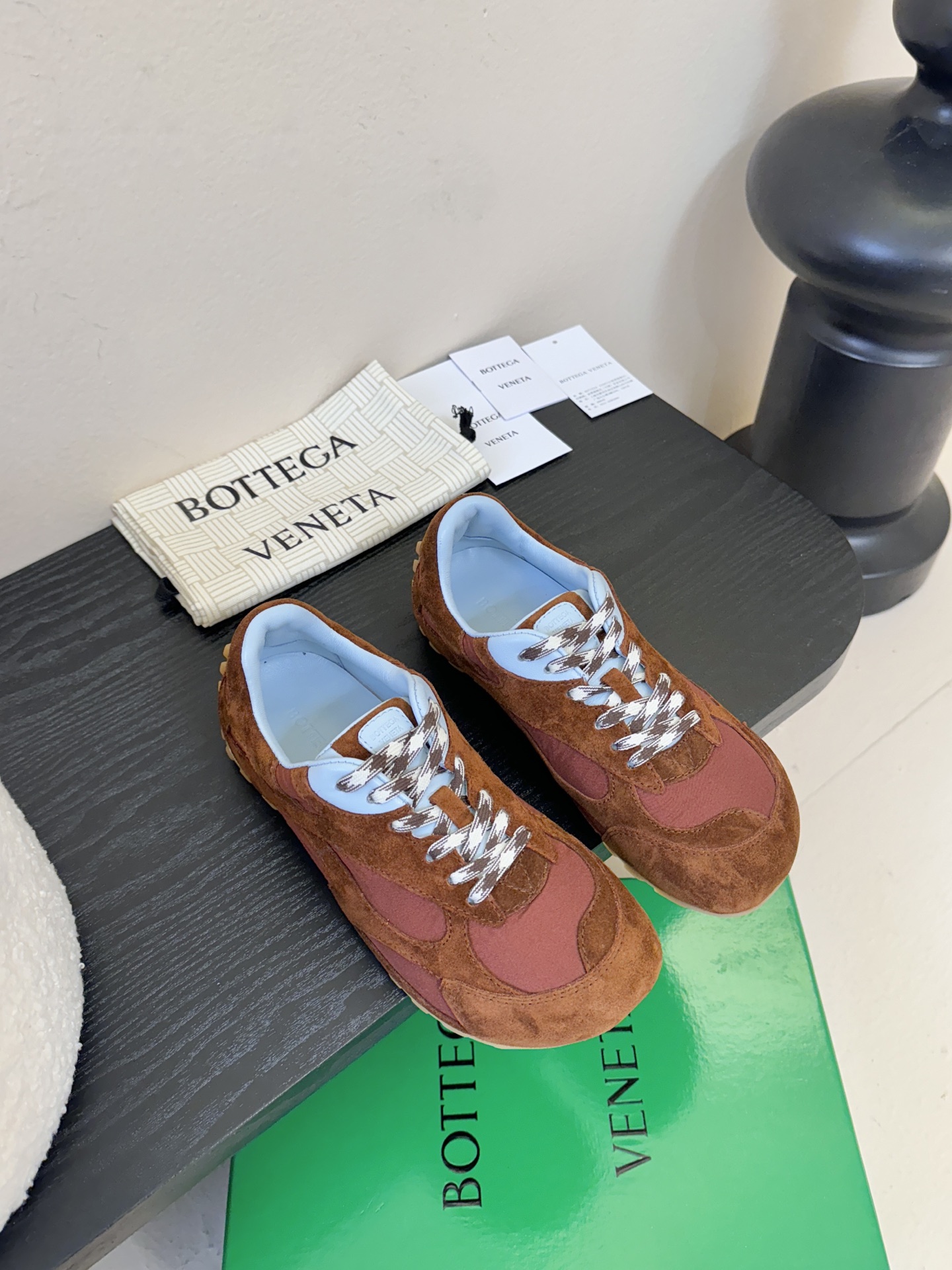 NO:577755,Silver Niu Jing Bottega Veneta's hot new sports shoes, casual shoes and training shoes, inspired by the retro style of the 90s, the upper is made of suede leather fabric, simple and high-end, showing a refined and avant-garde design style. The low-top lace design is casual and comfortable without lacking the fine carving of the styling design. The fabric is environmentally friendly cow suede patchwork. The lining is original. Size 35-40 (40 customization is non-returnable and non-exchangeable), casual shoes/sports shoes, Bottega  veneta,bottega veneta,sneakers19860909银色 牛京 Bottega Veneta火爆新款运动鞋休闲鞋徳训鞋 BV 90年代复古风格为灵感,鞋面选用反绒皮面料,简约高级,展现出精致前卫的设计风格.低帮系带的设计,休闲舒适又不乏造型设计的精细雕琢 面料环保牛反绒拼布  内里原版内里 尺码35-40(40定制不退不换),休闲鞋/运动鞋,bottega veneta,bottega veneta,sneakers,Women's Shoes