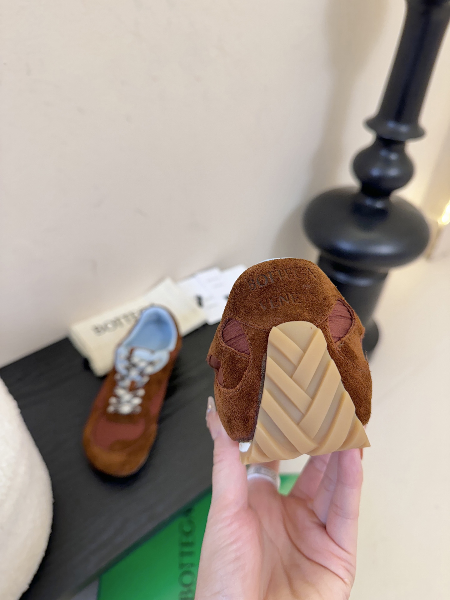 牛京Bottega Veneta火爆新款运动鞋休闲鞋徳训鞋 BV 90年代复古风格为灵感，鞋面选用反绒皮