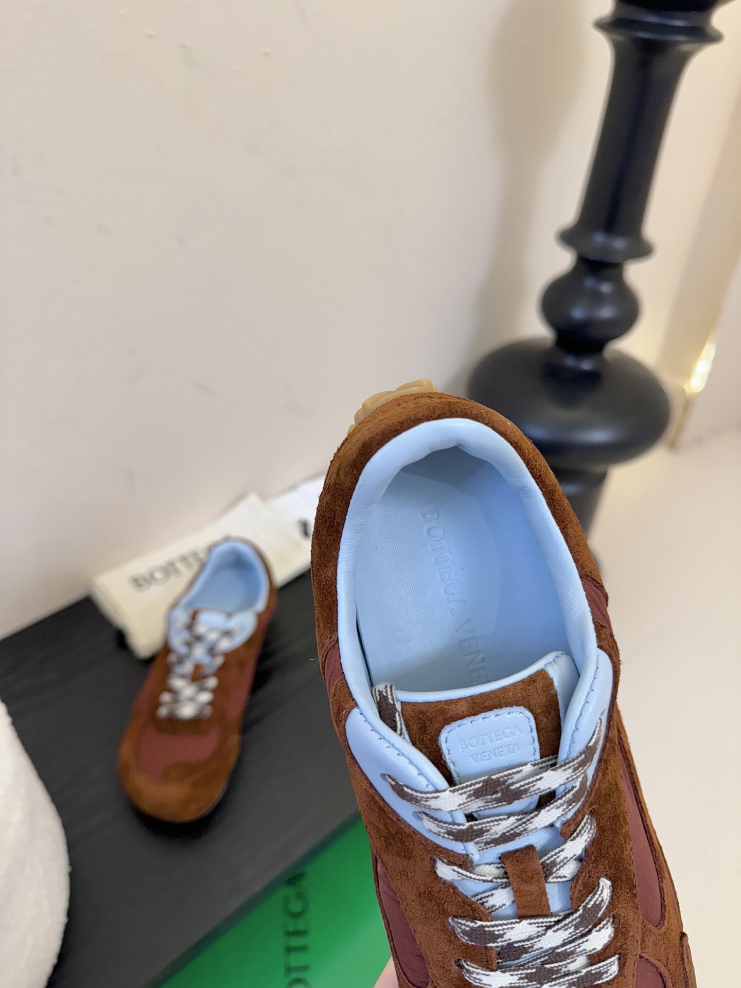 牛京Bottega Veneta火爆新款运动鞋休闲鞋徳训鞋 BV 90年代复古风格为灵感，鞋面选用反绒皮