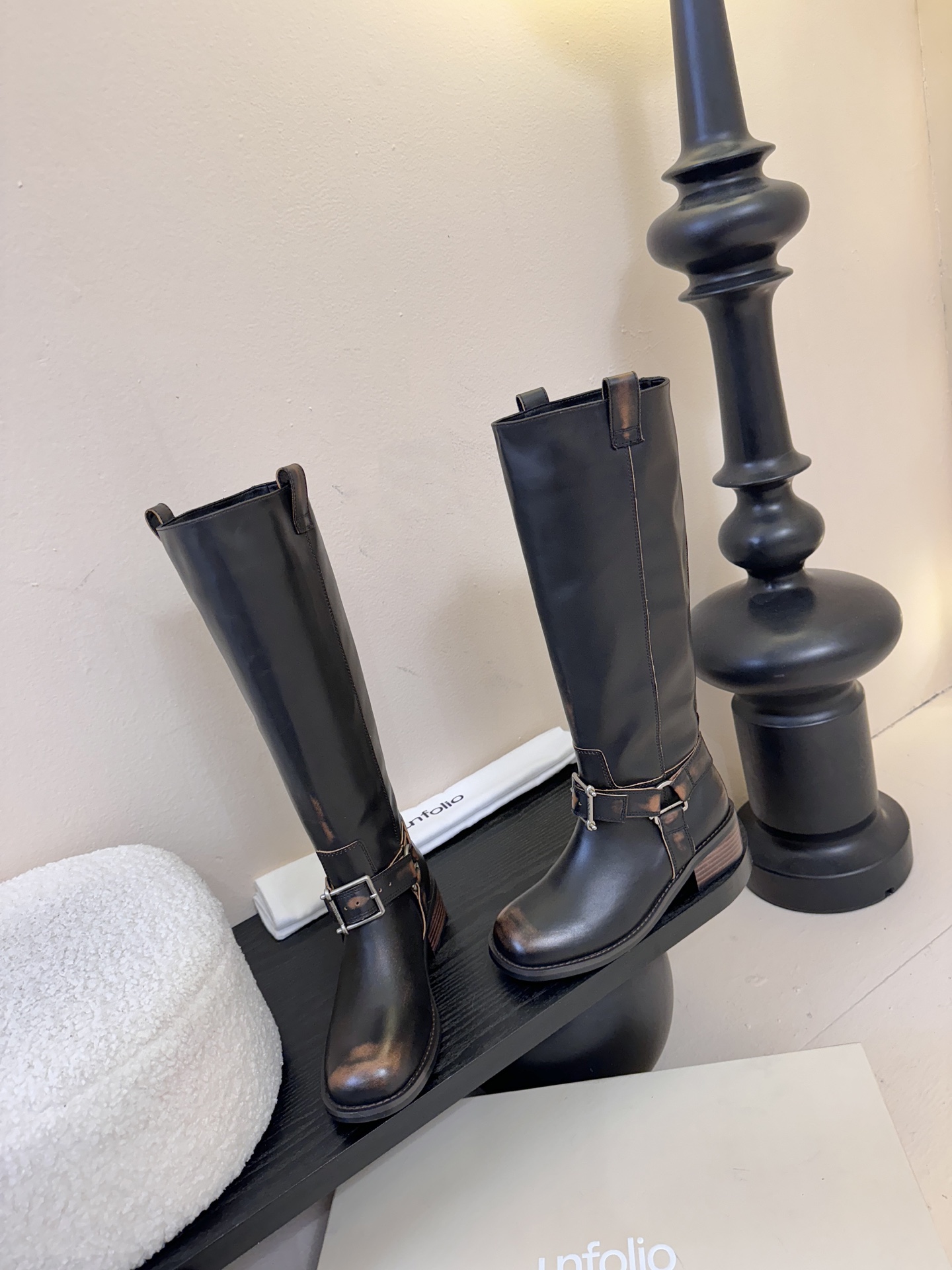 unfoli*秋冬复古新款骑士靴鞋身带有金属扣带设计，为整体造型增添了时尚感与设计感，同时也起到了装饰和