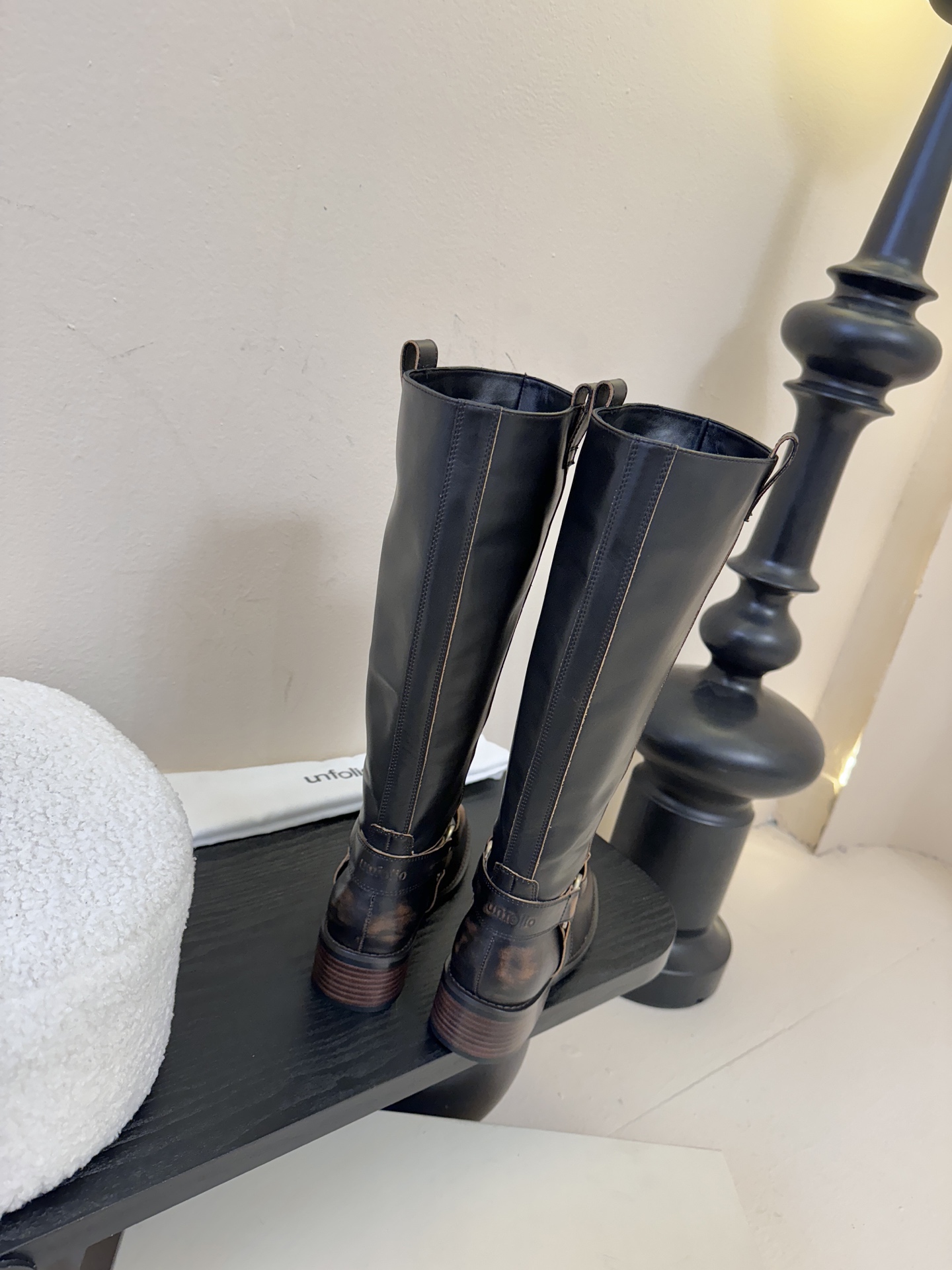 unfoli*秋冬复古新款骑士靴鞋身带有金属扣带设计，为整体造型增添了时尚感与设计感，同时也起到了装饰和