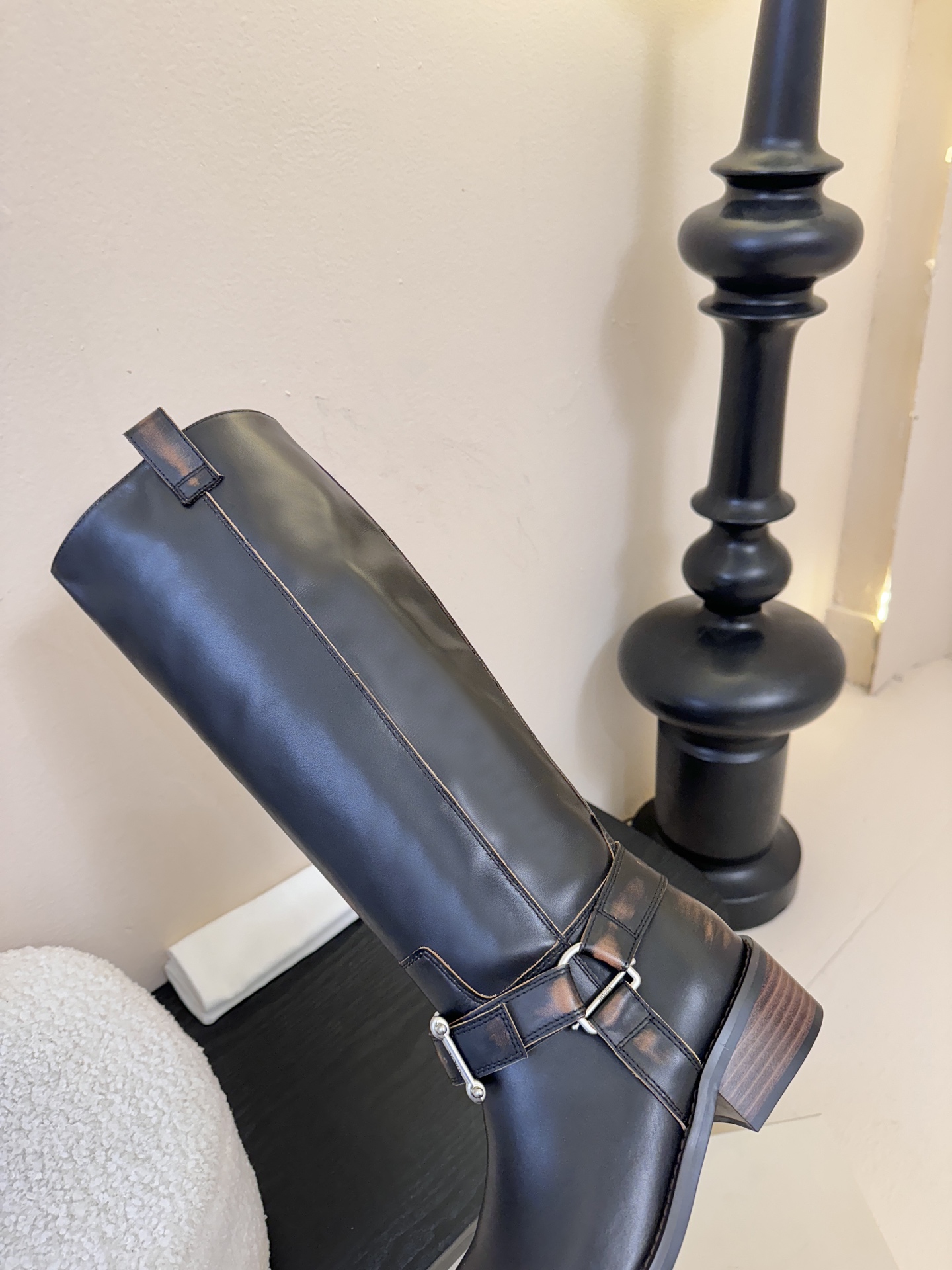 unfoli*秋冬复古新款骑士靴鞋身带有金属扣带设计，为整体造型增添了时尚感与设计感，同时也起到了装饰和