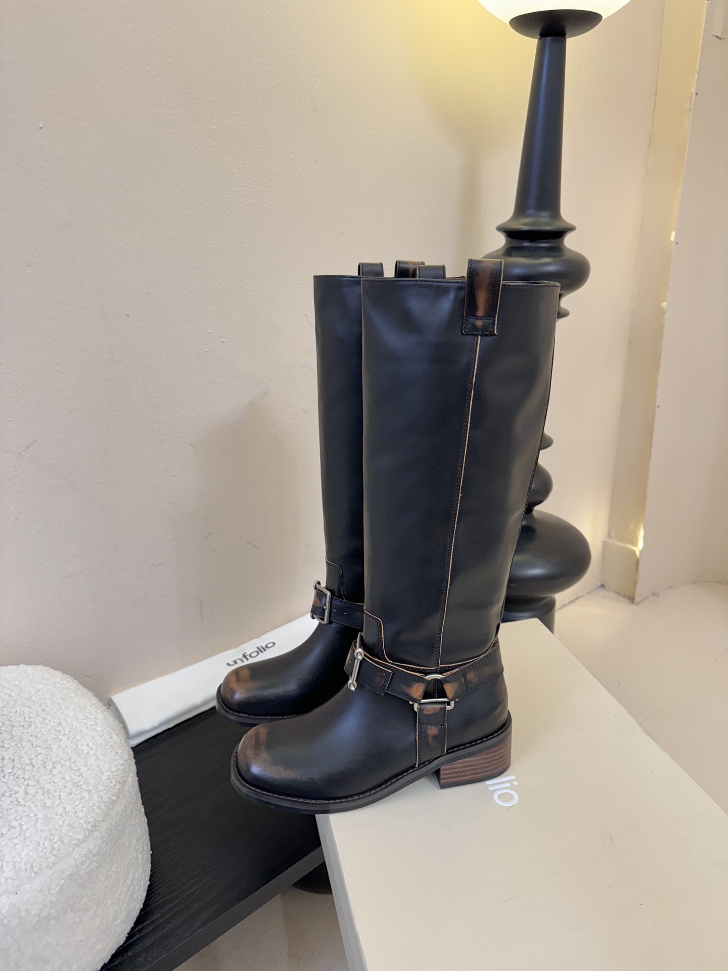 unfoli*秋冬复古新款骑士靴鞋身带有金属扣带设计，为整体造型增添了时尚感与设计感，同时也起到了装饰和