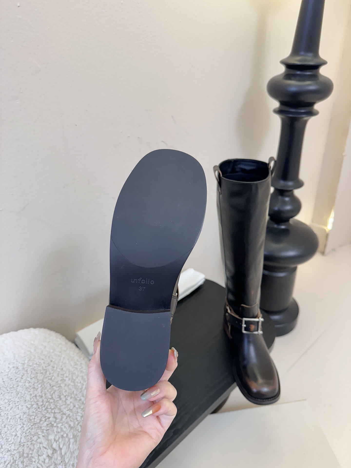 unfoli*秋冬复古新款骑士靴鞋身带有金属扣带设计，为整体造型增添了时尚感与设计感，同时也起到了装饰和