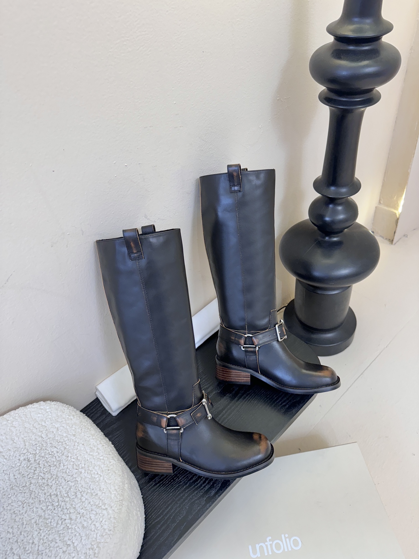 unfoli*秋冬复古新款骑士靴鞋身带有金属扣带设计，为整体造型增添了时尚感与设计感，同时也起到了装饰和