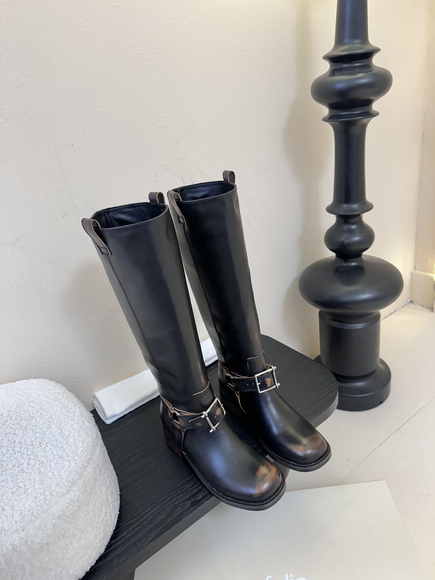 unfoli*秋冬复古新款骑士靴鞋身带有金属扣带设计，为整体造型增添了时尚感与设计感，同时也起到了装饰和