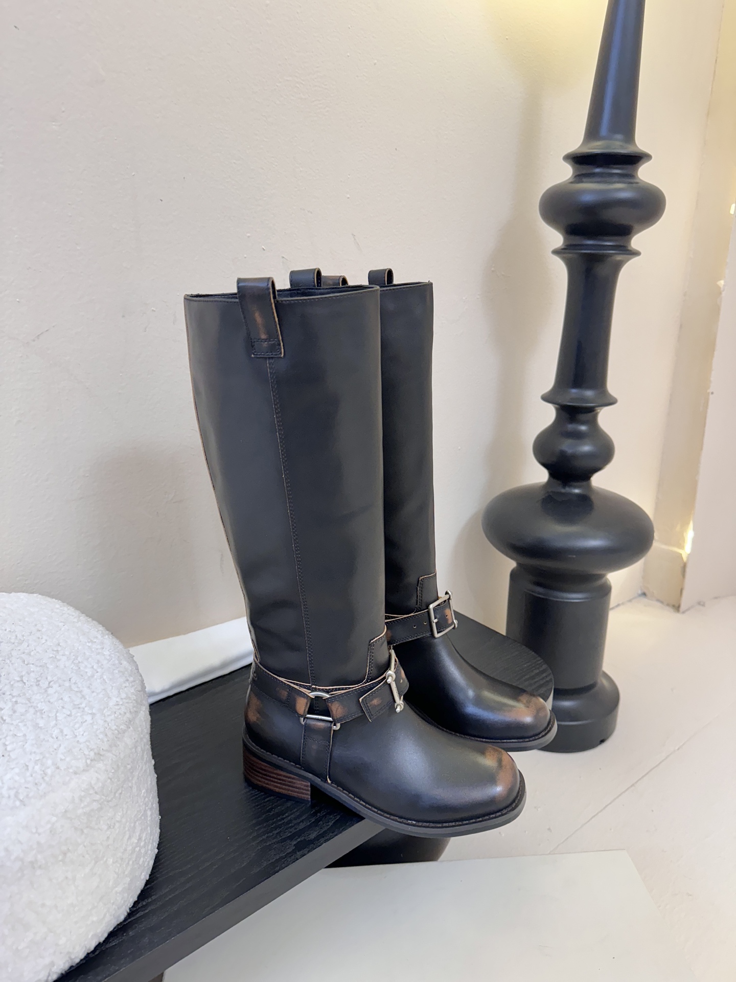 unfoli*秋冬复古新款骑士靴鞋身带有金属扣带设计，为整体造型增添了时尚感与设计感，同时也起到了装饰和