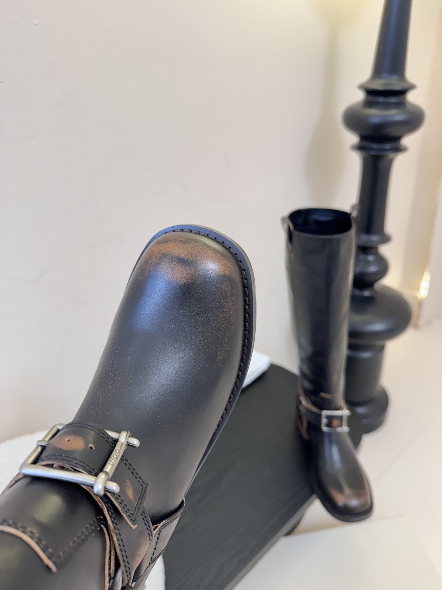 unfoli*秋冬复古新款骑士靴鞋身带有金属扣带设计，为整体造型增添了时尚感与设计感，同时也起到了装饰和