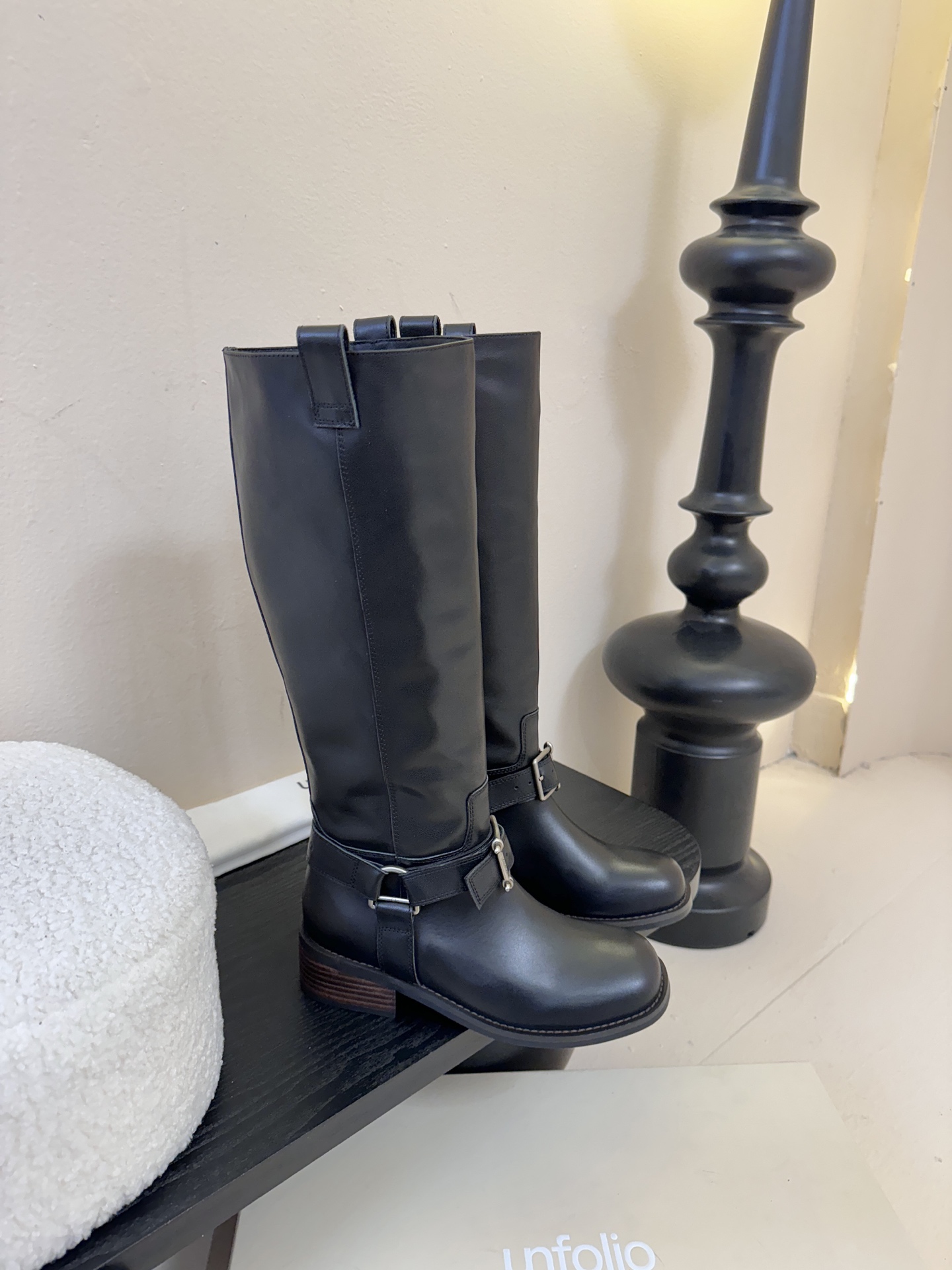 unfoli*秋冬复古新款骑士靴鞋身带有金属扣带设计，为整体造型增添了时尚感与设计感，同时也起到了装饰和