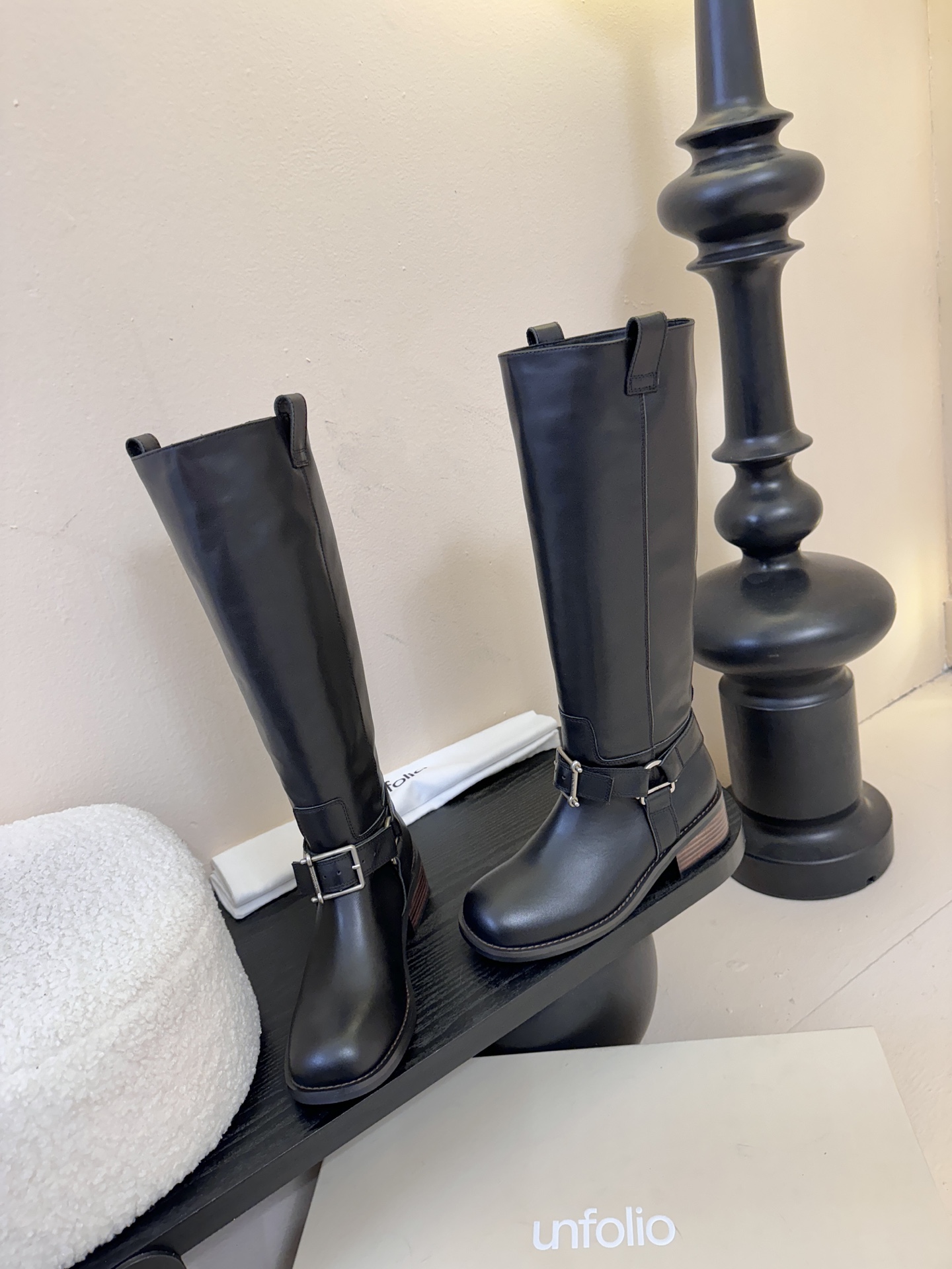 unfoli*秋冬复古新款骑士靴鞋身带有金属扣带设计，为整体造型增添了时尚感与设计感，同时也起到了装饰和