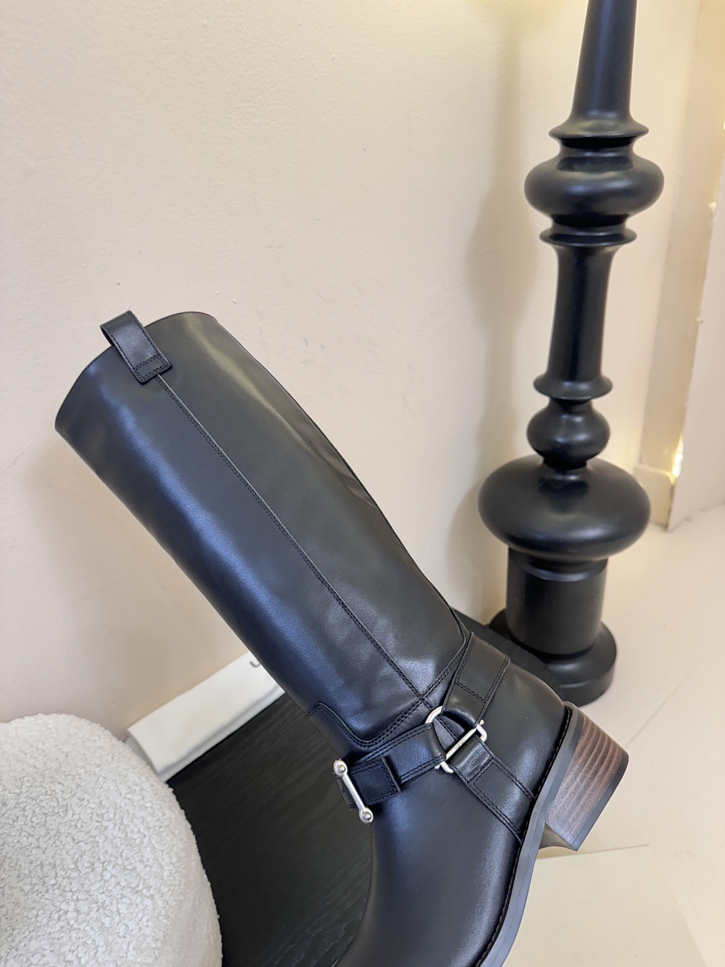 unfoli*秋冬复古新款骑士靴鞋身带有金属扣带设计，为整体造型增添了时尚感与设计感，同时也起到了装饰和