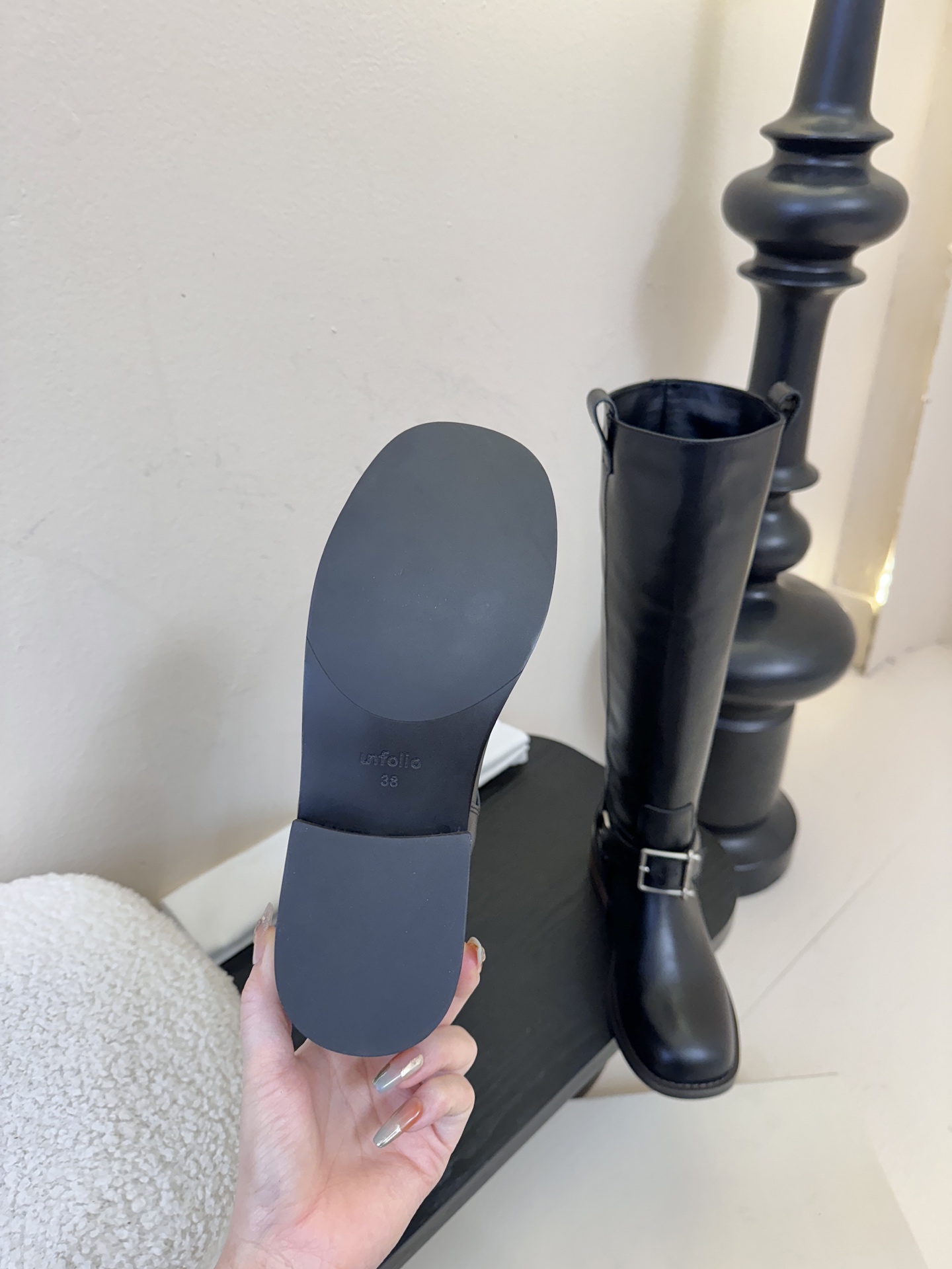 unfoli*秋冬复古新款骑士靴鞋身带有金属扣带设计，为整体造型增添了时尚感与设计感，同时也起到了装饰和