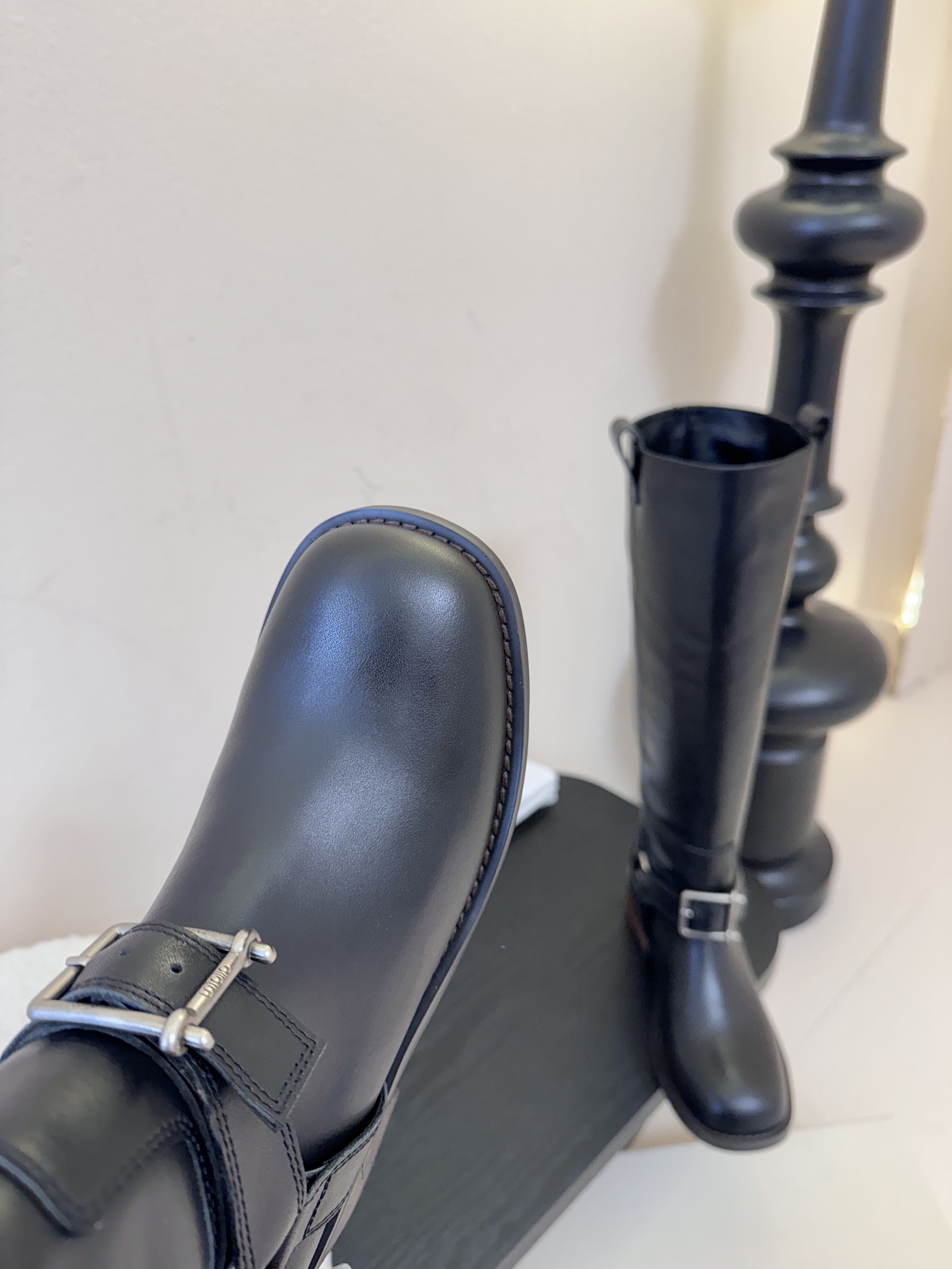 unfoli*秋冬复古新款骑士靴鞋身带有金属扣带设计，为整体造型增添了时尚感与设计感，同时也起到了装饰和