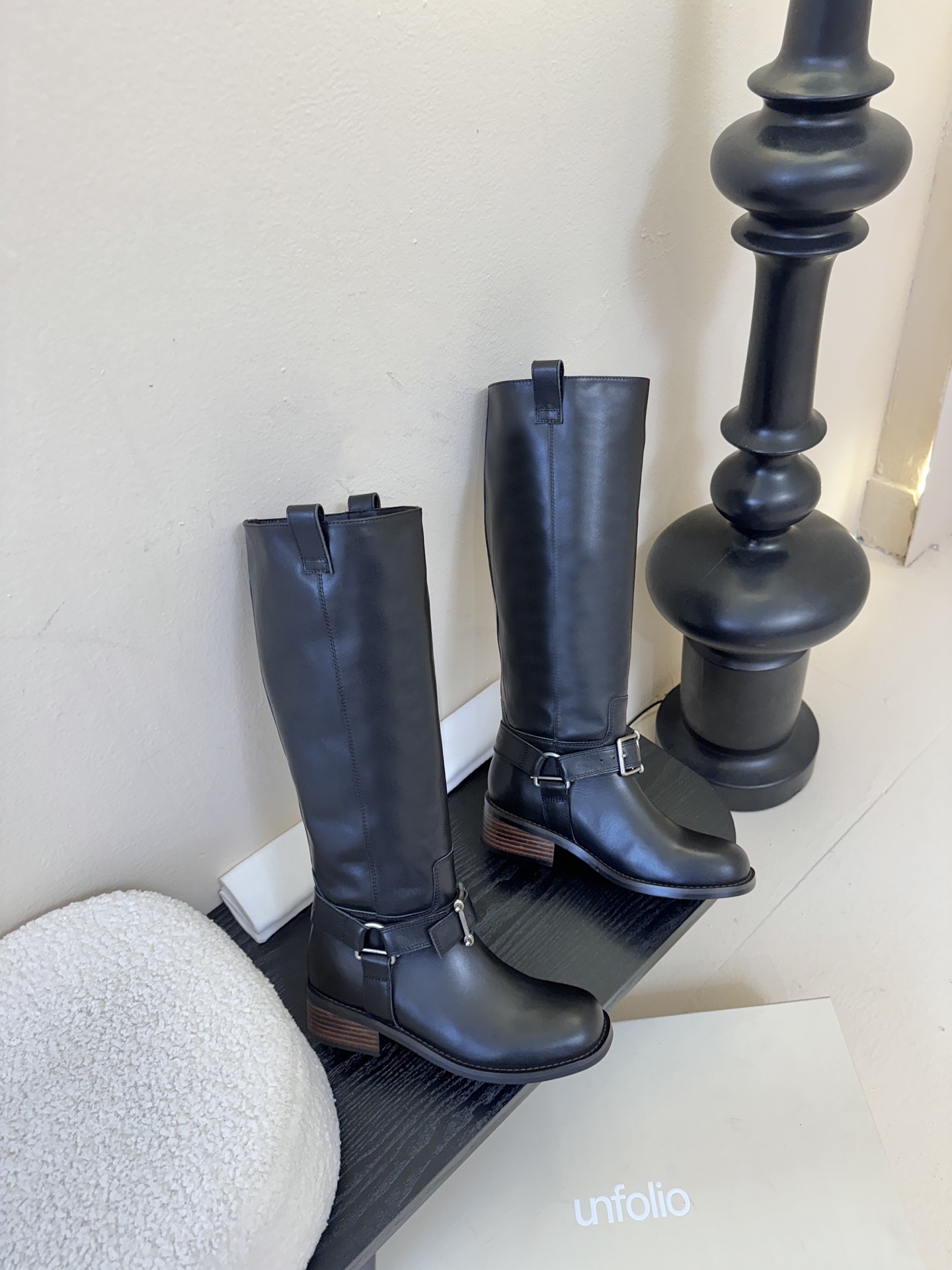 unfoli*秋冬复古新款骑士靴鞋身带有金属扣带设计，为整体造型增添了时尚感与设计感，同时也起到了装饰和