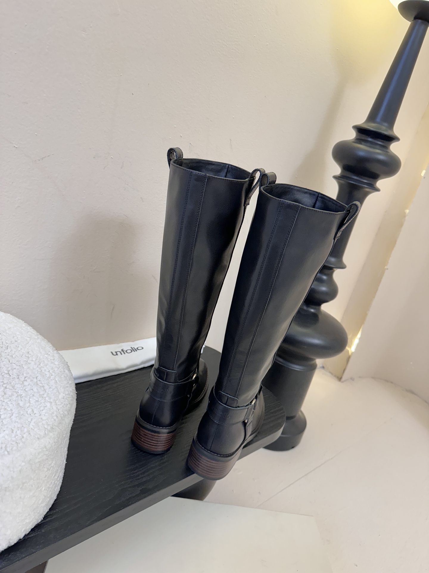 unfoli*秋冬复古新款骑士靴鞋身带有金属扣带设计，为整体造型增添了时尚感与设计感，同时也起到了装饰和