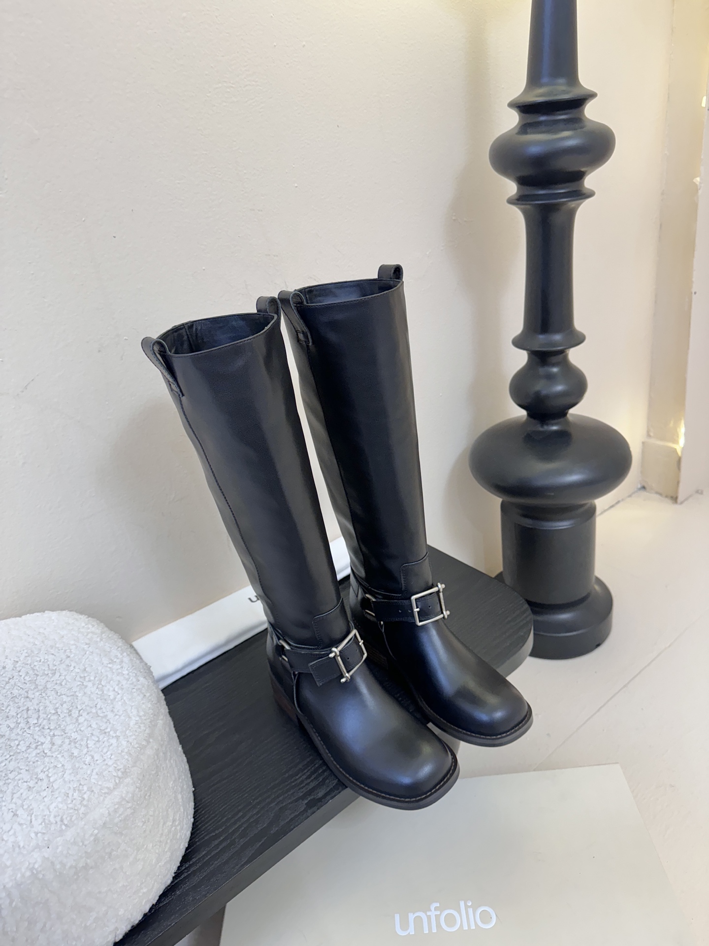 unfoli*秋冬复古新款骑士靴鞋身带有金属扣带设计，为整体造型增添了时尚感与设计感，同时也起到了装饰和