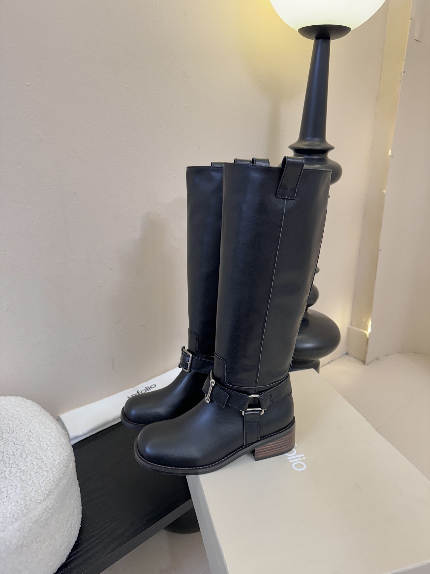 unfoli*秋冬复古新款骑士靴鞋身带有金属扣带设计，为整体造型增添了时尚感与设计感，同时也起到了装饰和