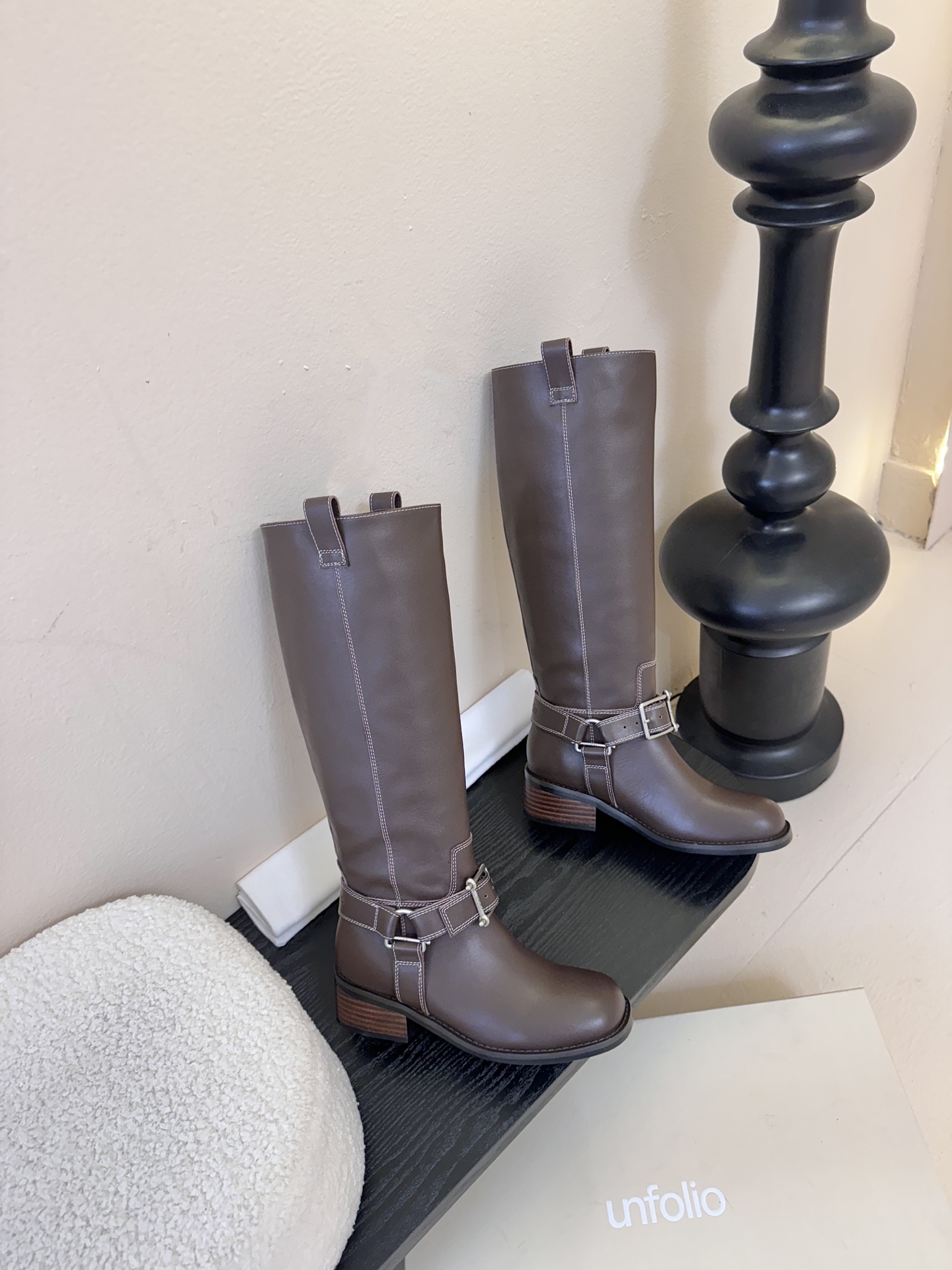 unfoli*秋冬复古新款骑士靴鞋身带有金属扣带设计，为整体造型增添了时尚感与设计感，同时也起到了装饰和