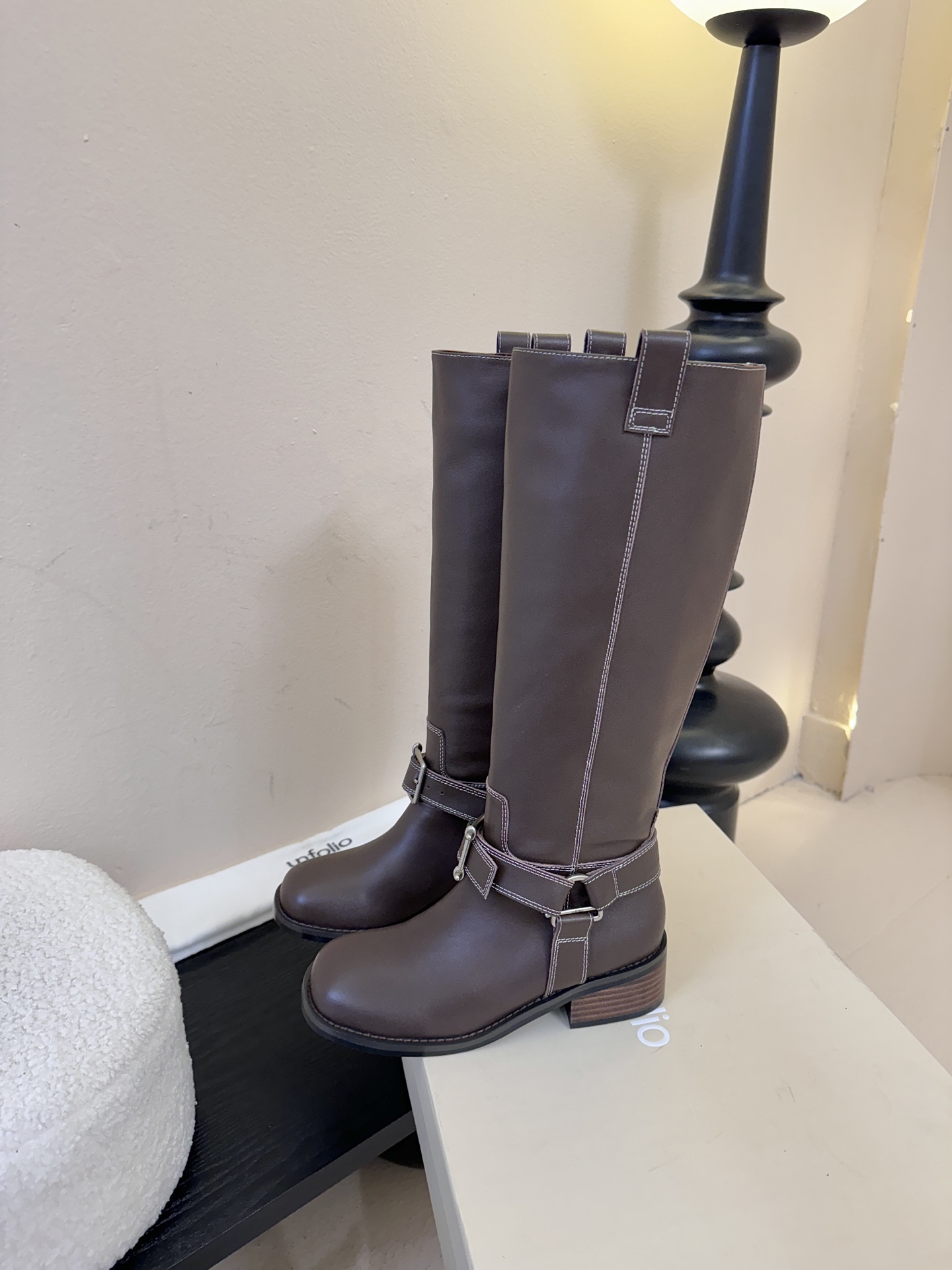 unfoli*秋冬复古新款骑士靴鞋身带有金属扣带设计，为整体造型增添了时尚感与设计感，同时也起到了装饰和