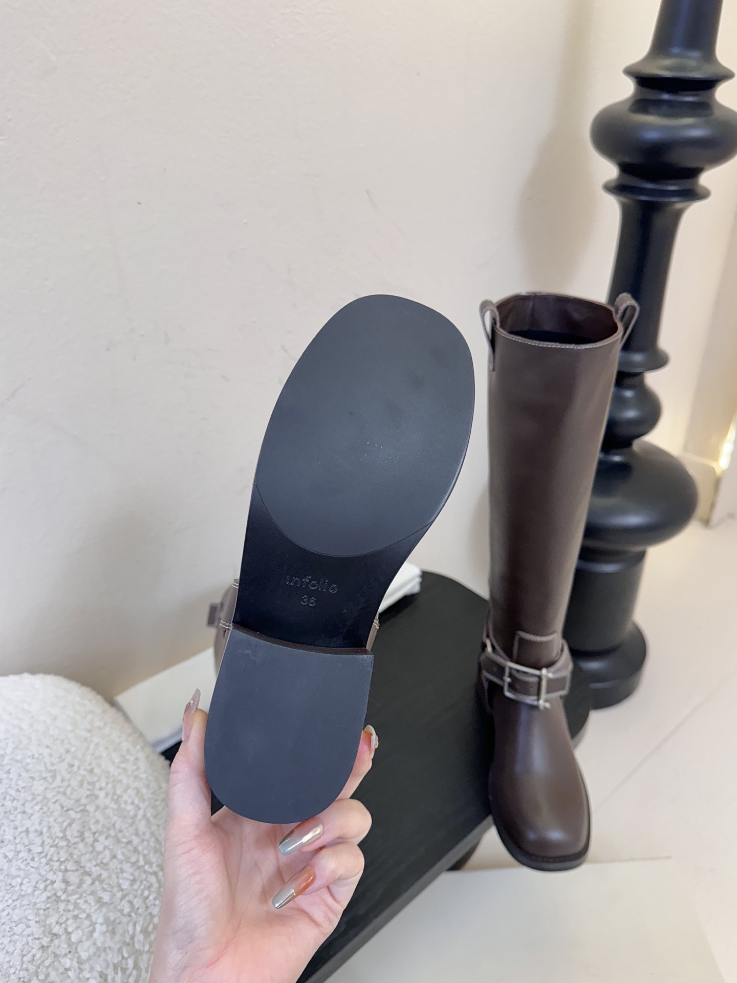 unfoli*秋冬复古新款骑士靴鞋身带有金属扣带设计，为整体造型增添了时尚感与设计感，同时也起到了装饰和