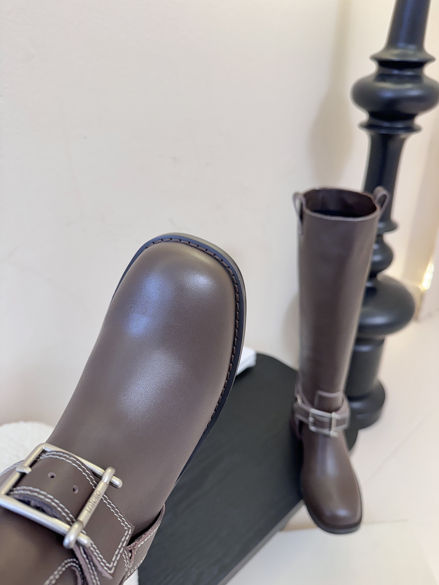 unfoli*秋冬复古新款骑士靴鞋身带有金属扣带设计，为整体造型增添了时尚感与设计感，同时也起到了装饰和